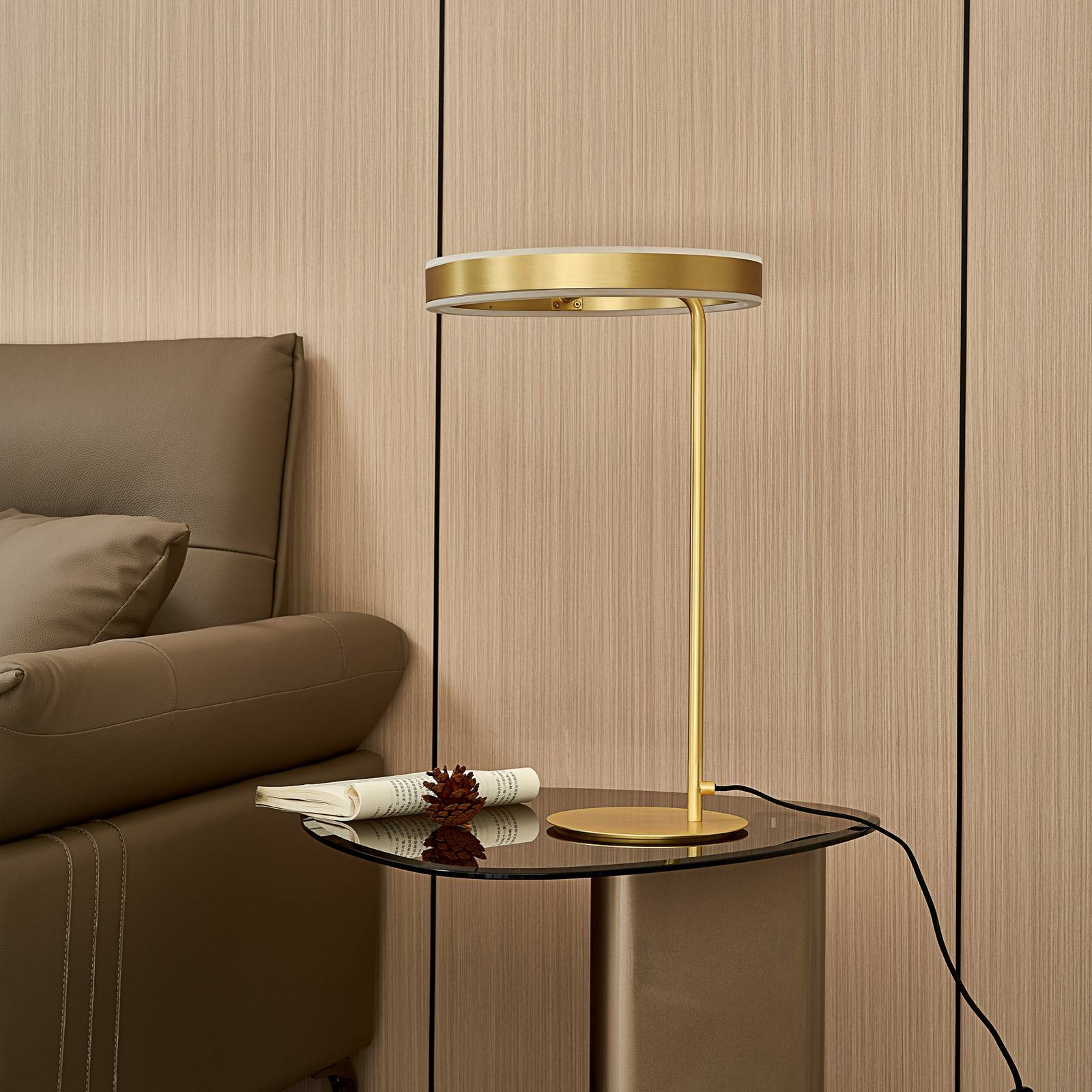 Lucande Stolní lampa Lucande LED Yekta, 3stupňová, mosazná barva