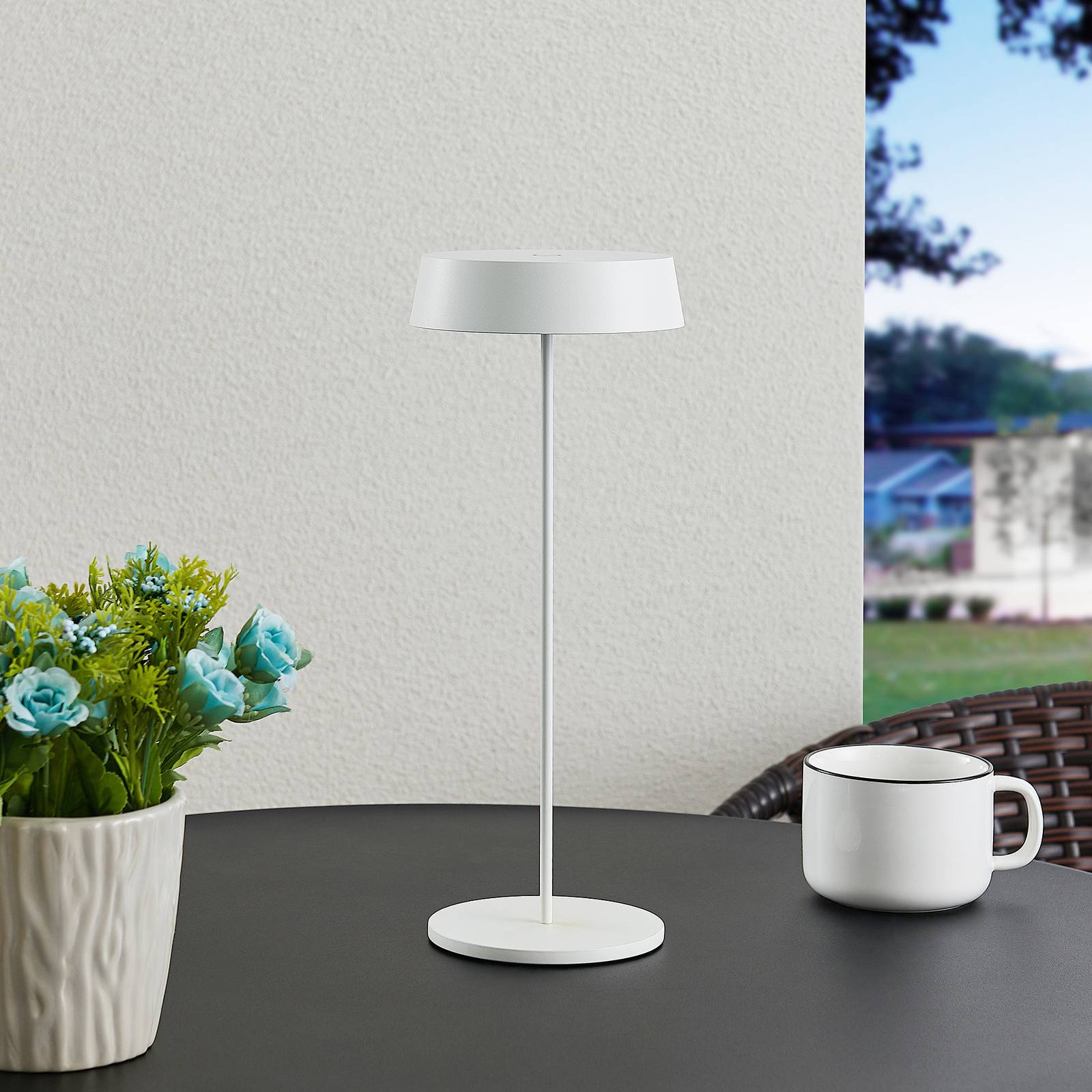 Lucande Nabíjecí stolní lampa Lucande LED Tibia, bílá, hliník, USB, IP54