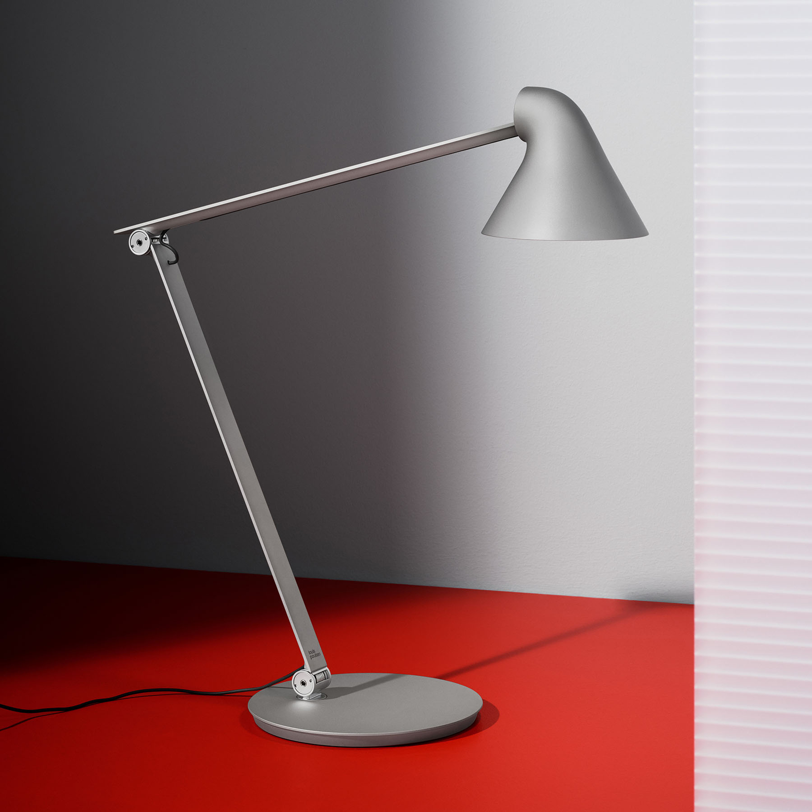 Louis Poulsen NJP postolje stolne lampe 2,700 K svijetlo siva