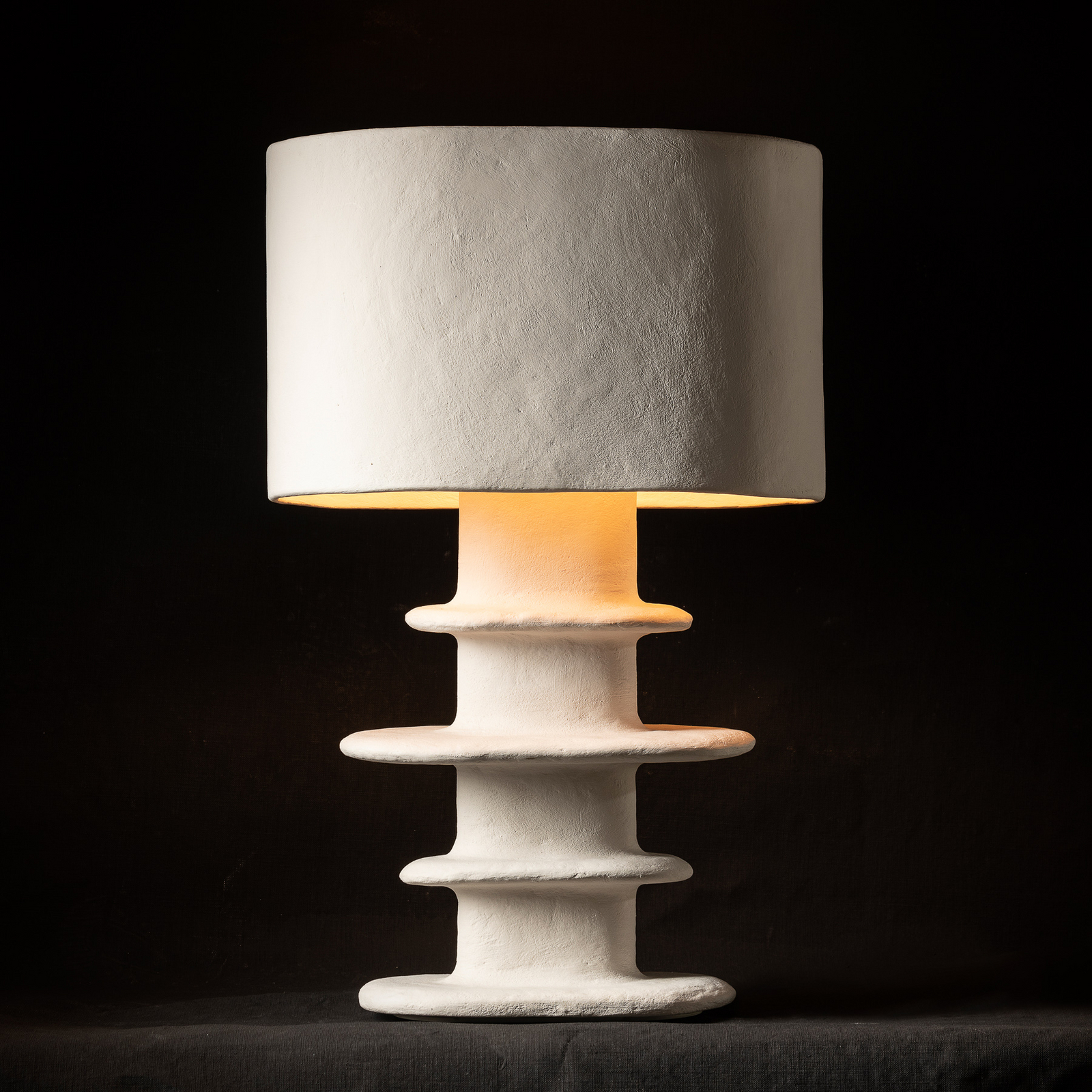 03 WHITE EARTH bordlampe, papmaché, højde 69 cm, E27 – Serax