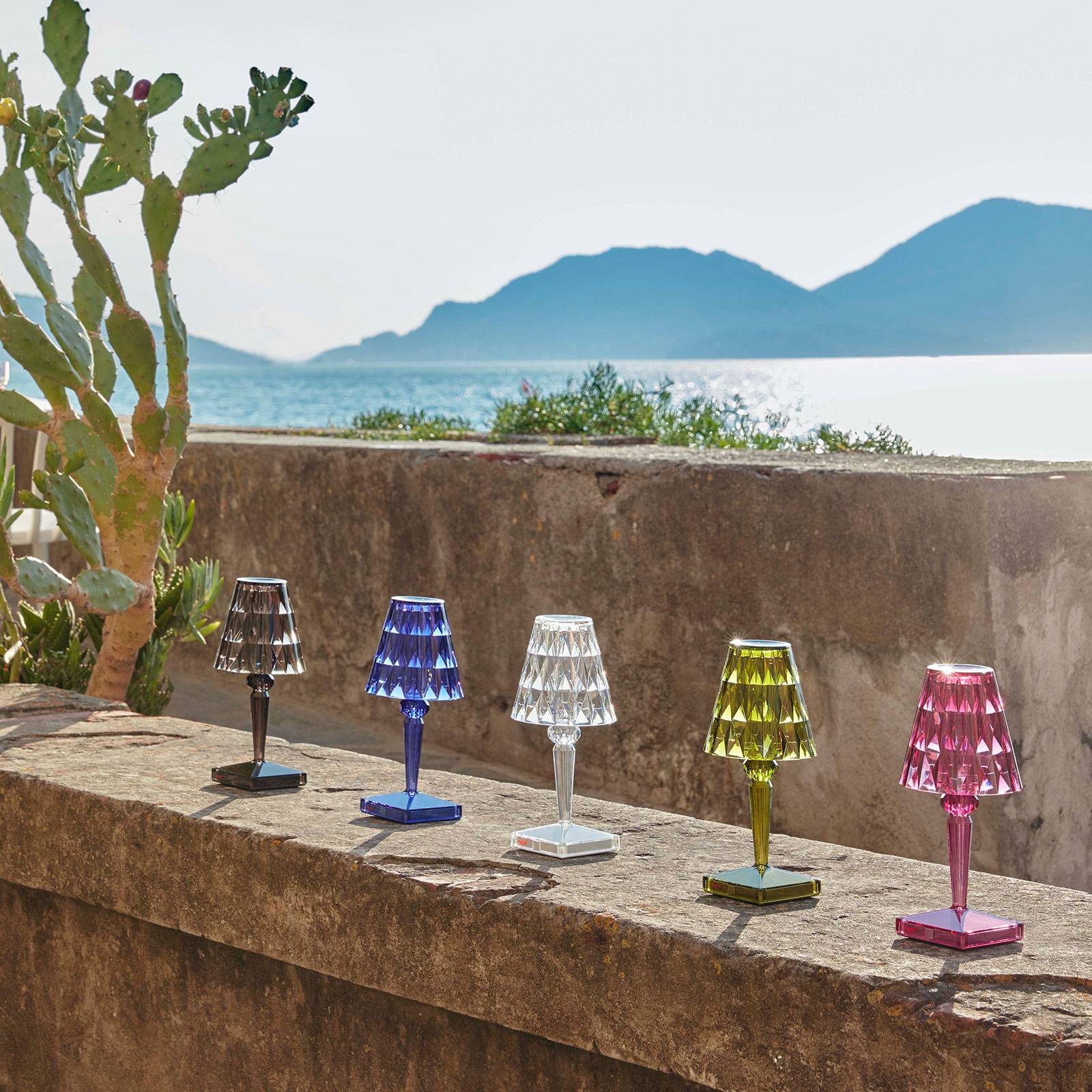 Lampa stołowa LED na baterie Kartell, 26 cm, dymny szary, IP54