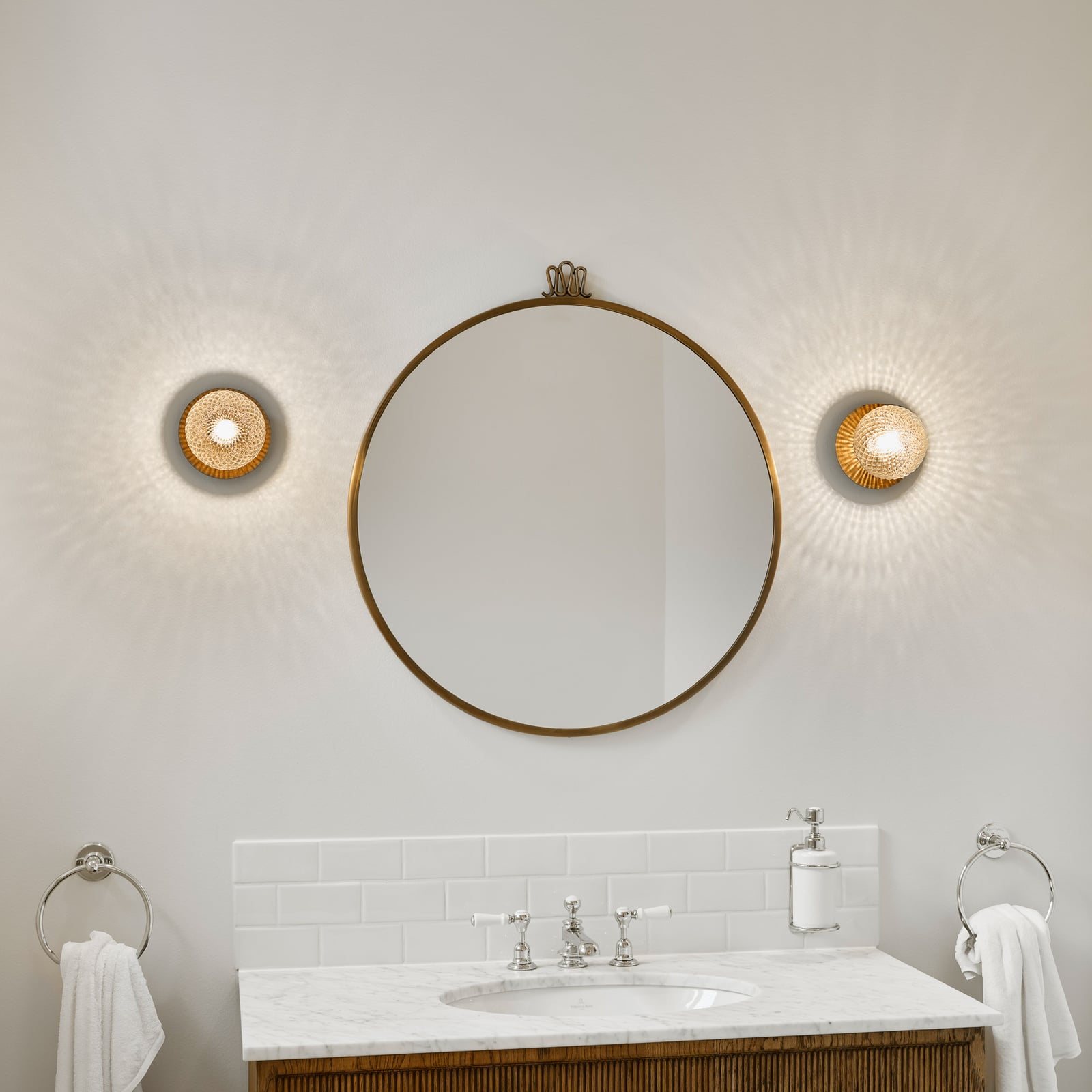 Nuura стенна лампа Liila 1, Ø 14 cm, IP44, бронз/прозрачна