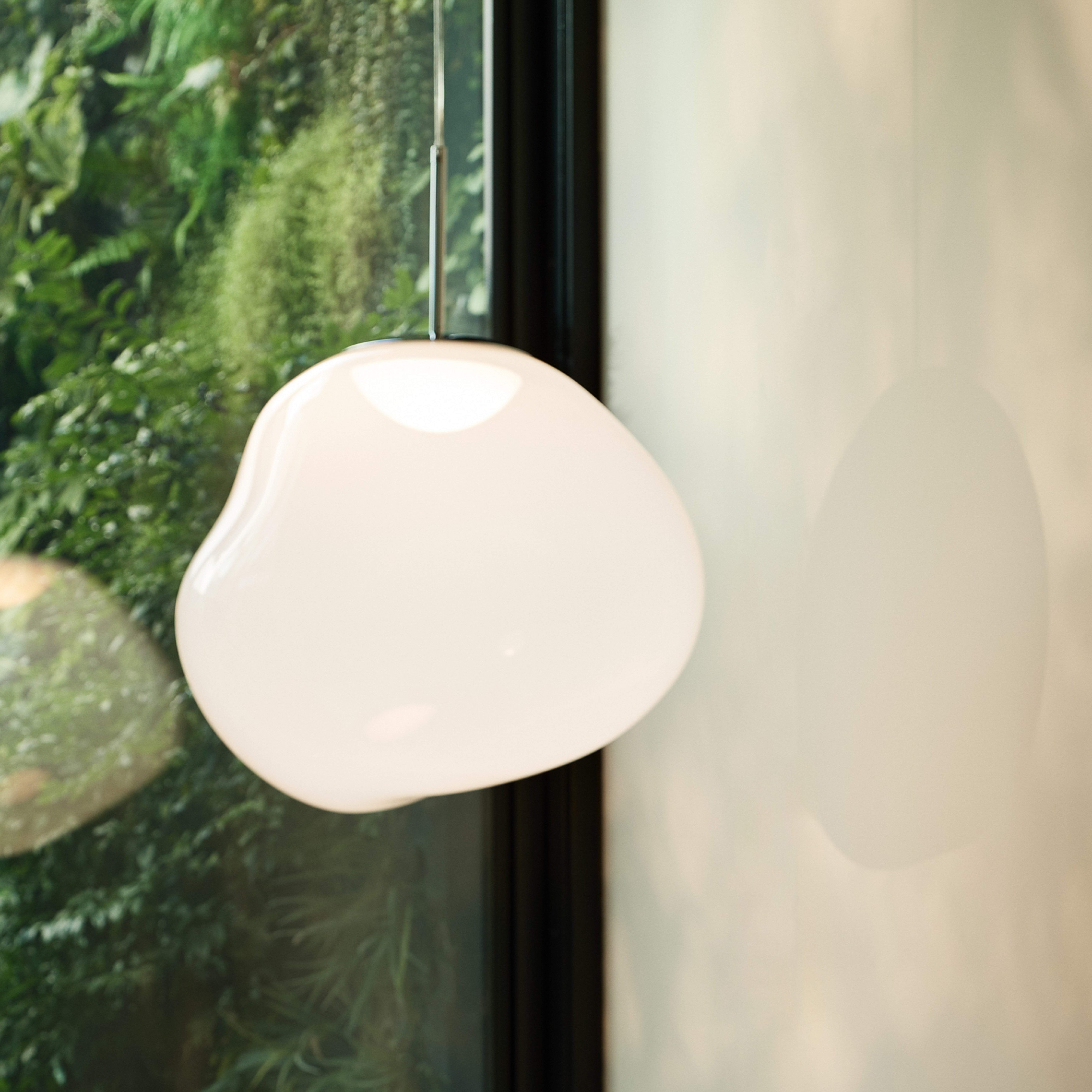 Lámpara colgante LED Melt de Tom Dixon, Ø 50 cm, color ópalo/plateado