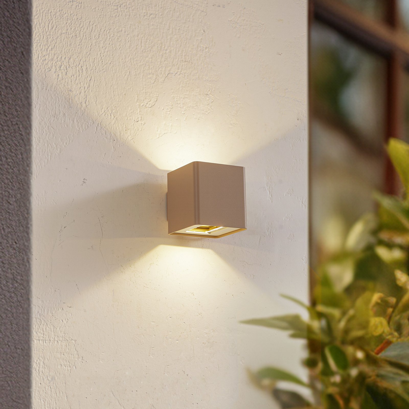 Lucande LED-utomhusvägglampa Aaron, beige, IP54, upp/ner