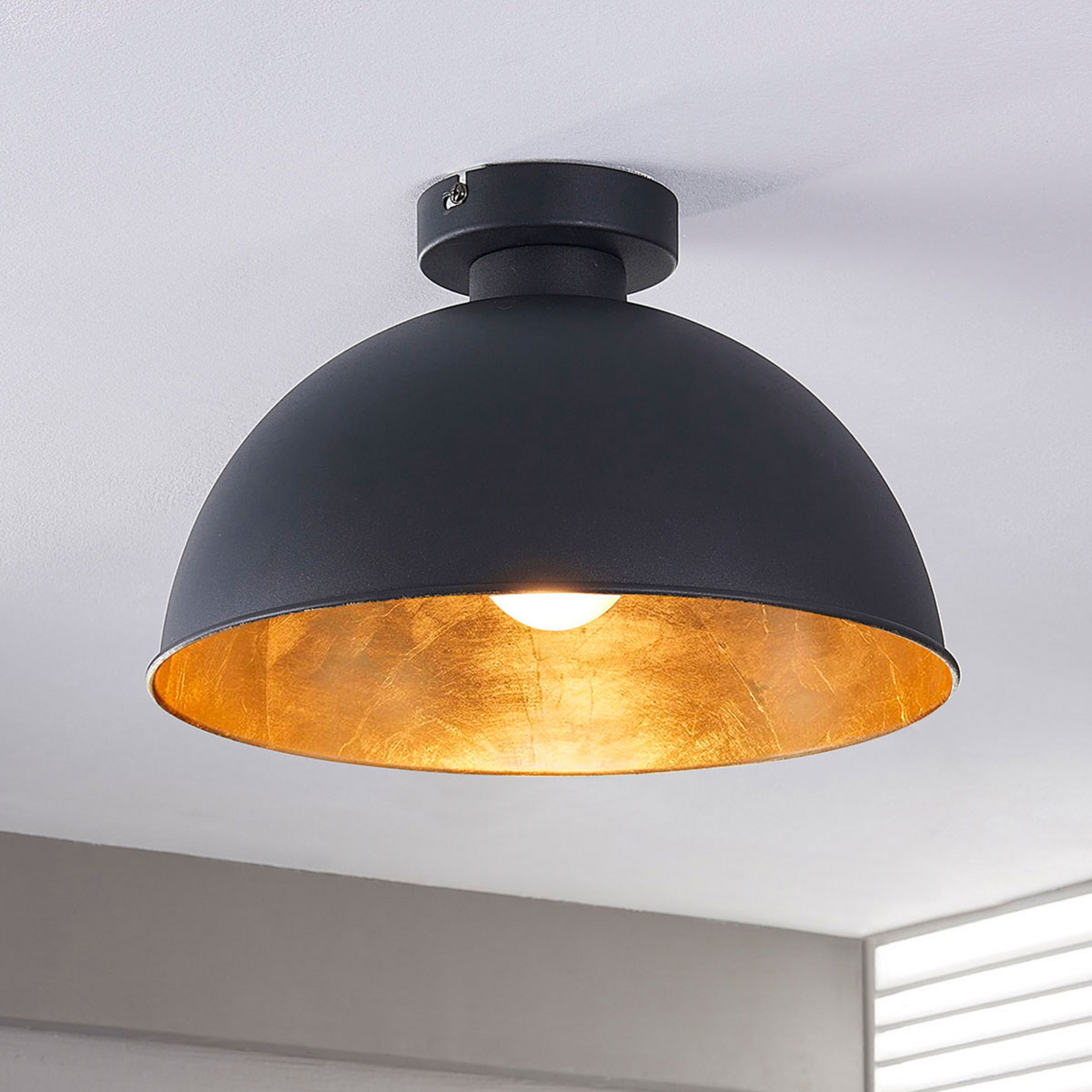 Lampa sufitowa Lindby Lya, Ø 31 cm, czarno-złota, metal, E27