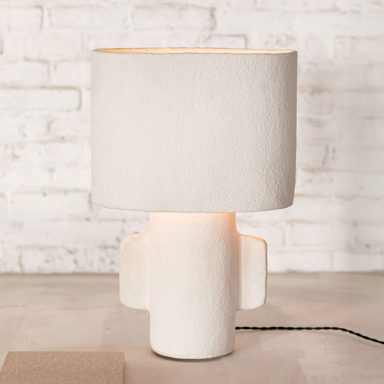 01 S WHITE EARTH bordlampe, hvid, papmaché, højde 47 cm, E27 – Serax