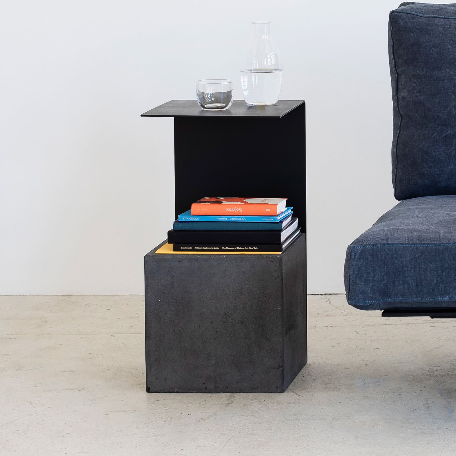 L'OBSTACLE DE L'APPARTEMENT sidebord, sort, beton, højde 60 cm – Serax
