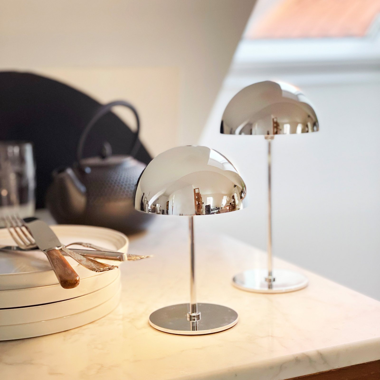 Dyberg Larsen Lampada LED da tavolo a batteria Along, cromata, 20 cm