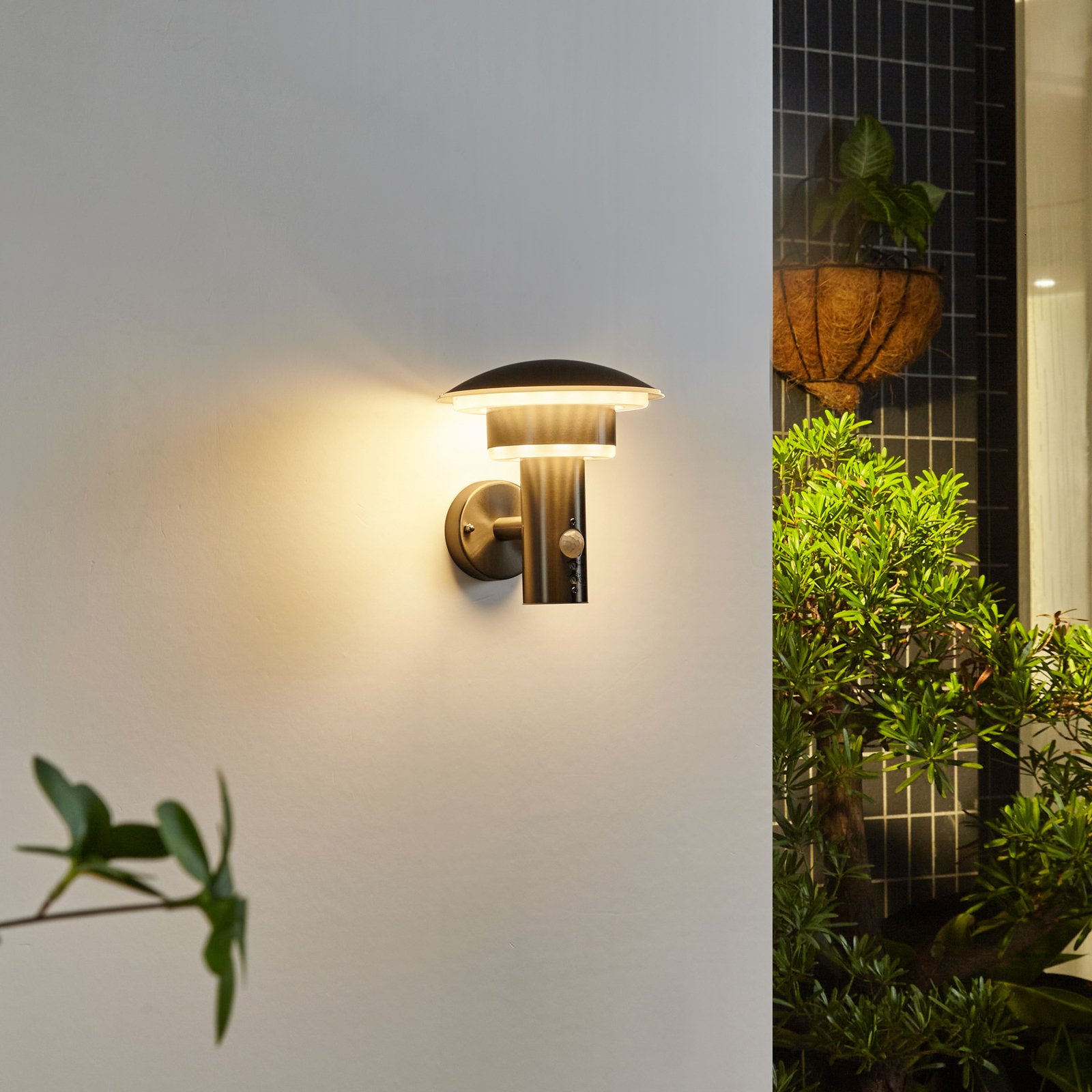 Lille udendørs væglampe, PIR, med LED'er