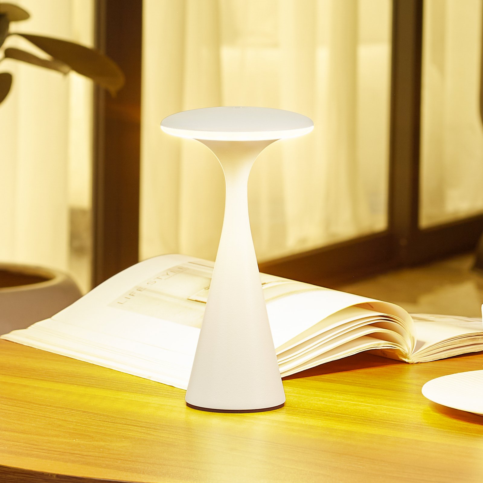 Lindby LED-uppladdningsbar bordslampa Evelen, vit, IP54, CCT