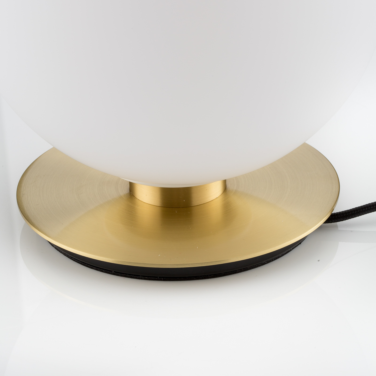Audo TR Bulb-pöytälamppu 22cm messinki/mattaopaali