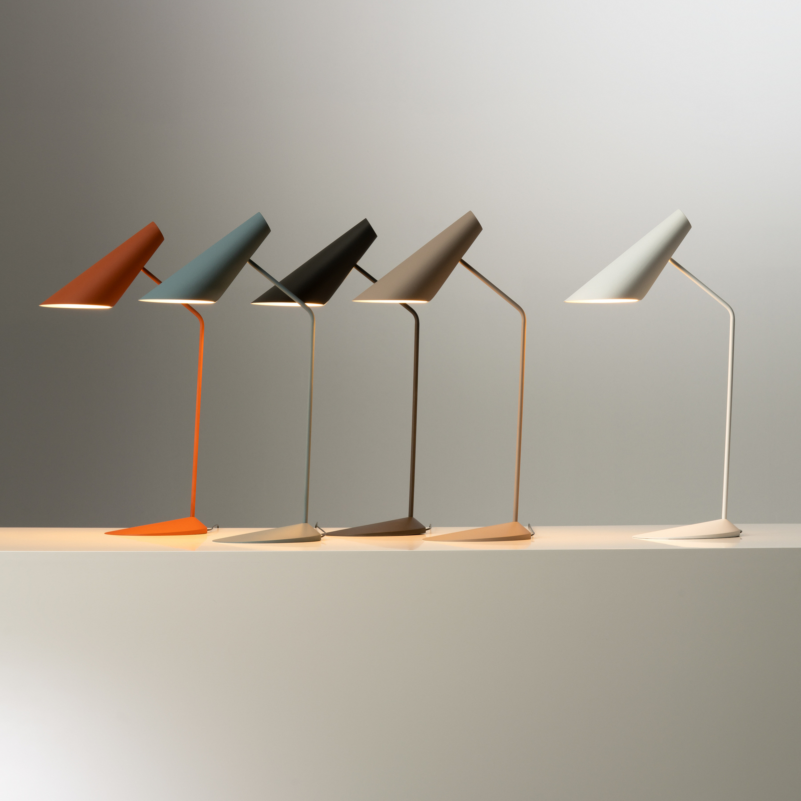 Vibia LED namizna svetilka I.Cono, rdečerjava, višina 56 cm, 2700 K Vibia LED namizna svetilka I.Cono, rdečerjava, višina 56 cm, 2700 K