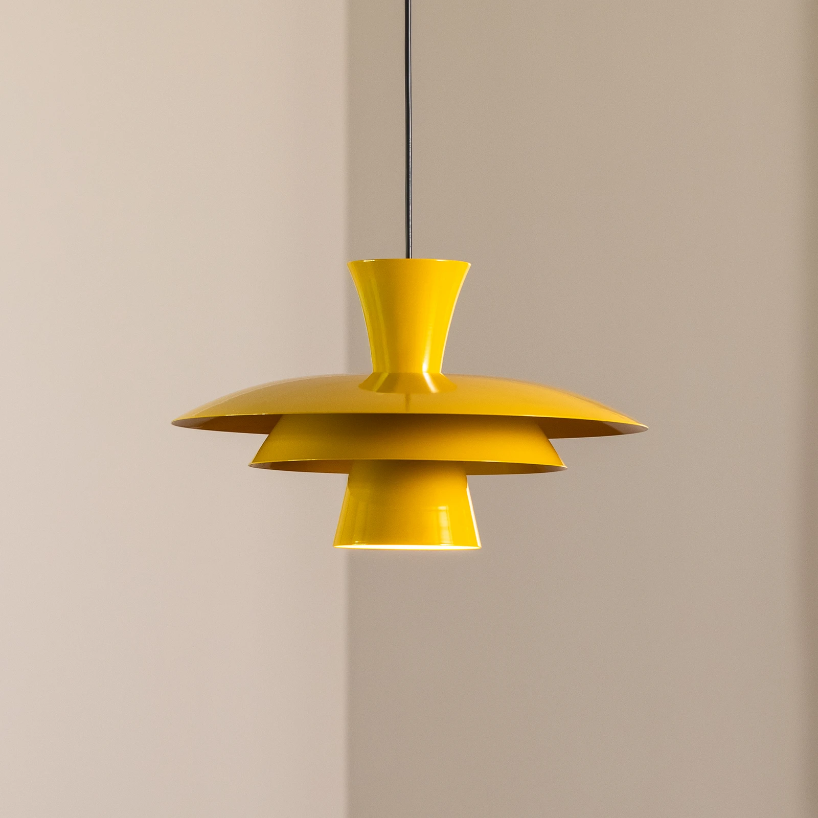PENDENTE SOFFITO CON CAVO + PORTALAMPADE E27 GIALLO AP 6008 G