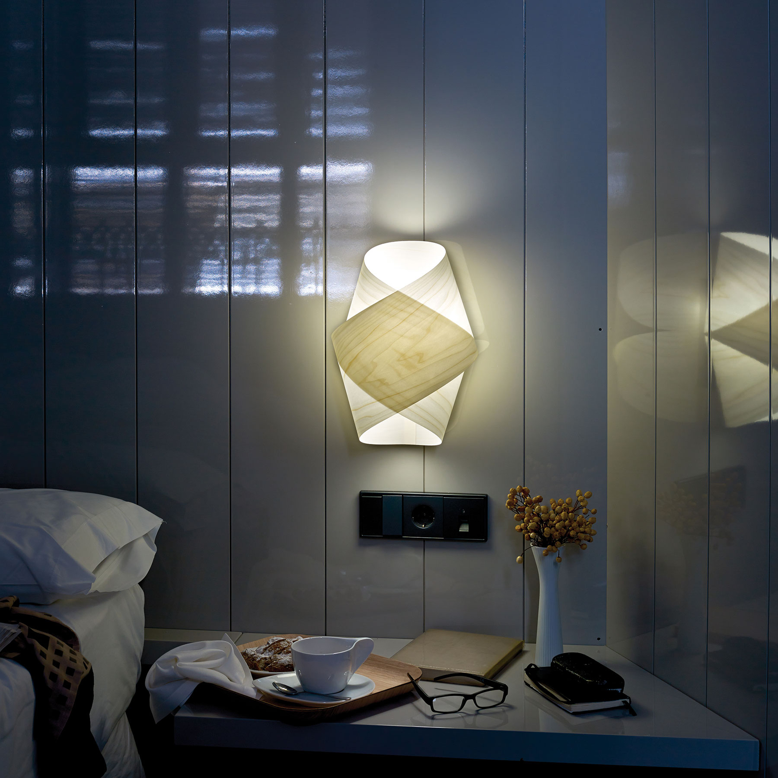 LZF Orbit Wandleuchte aus Holzfurnier