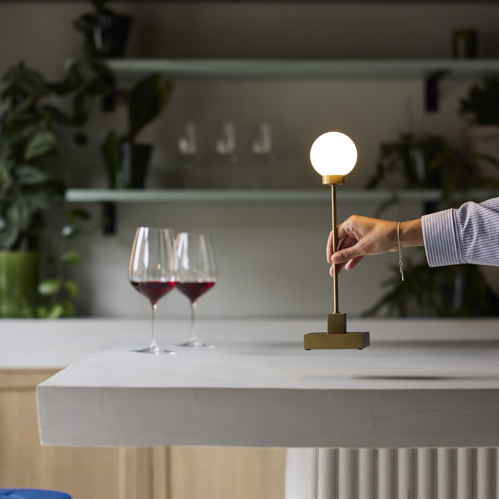 Northern Lámpara de mesa LED recargable Snowball color latón 2700 K