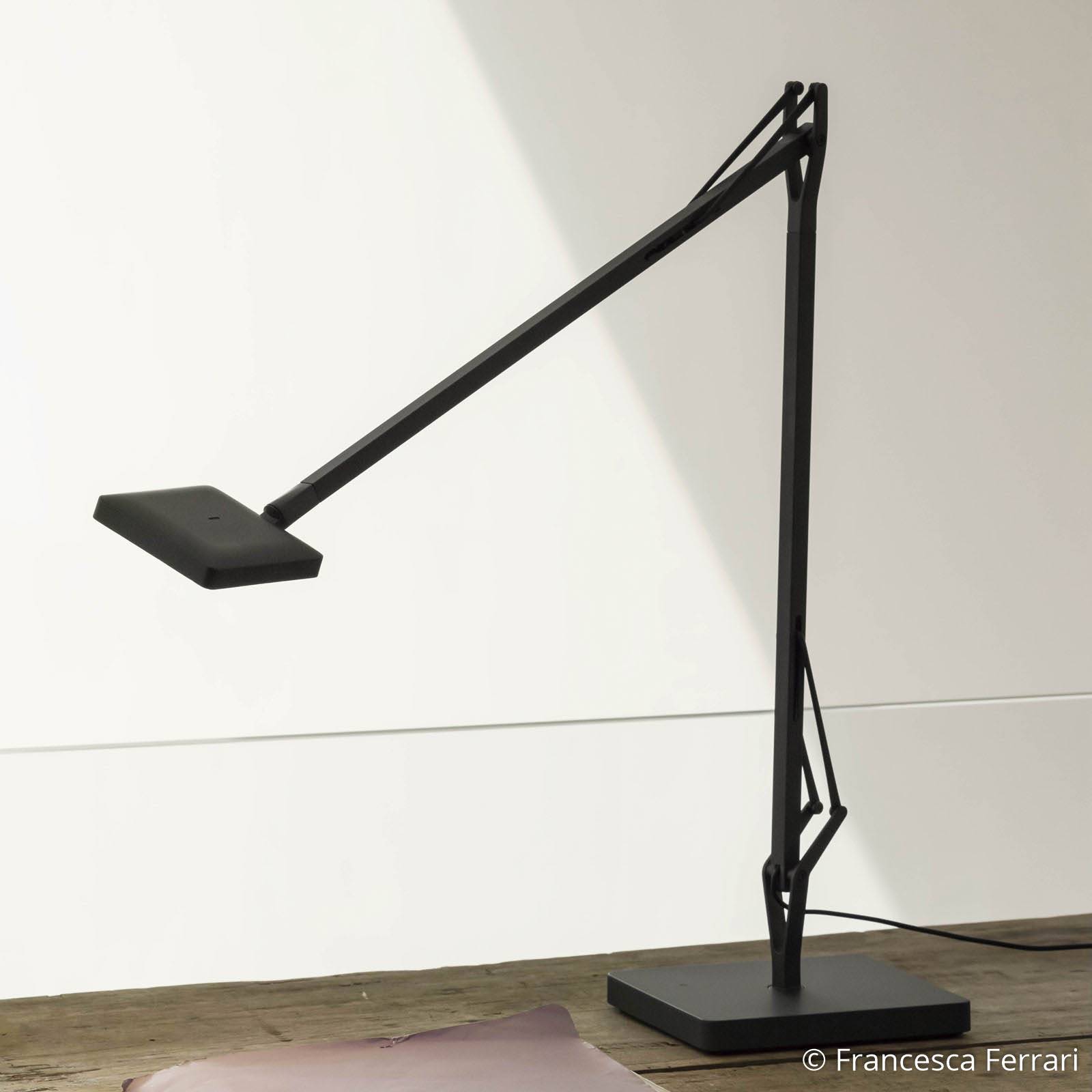 FLOS Kelvin Edge - czarna lampka biurkowa LED