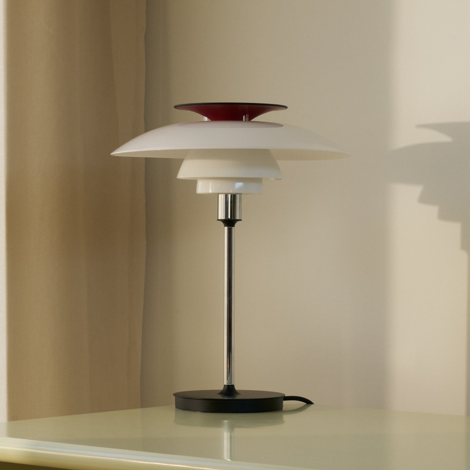 Stolní lampa PH 80, bílá/červená/chrom, Ø 32 cm – Louis Poulsen
