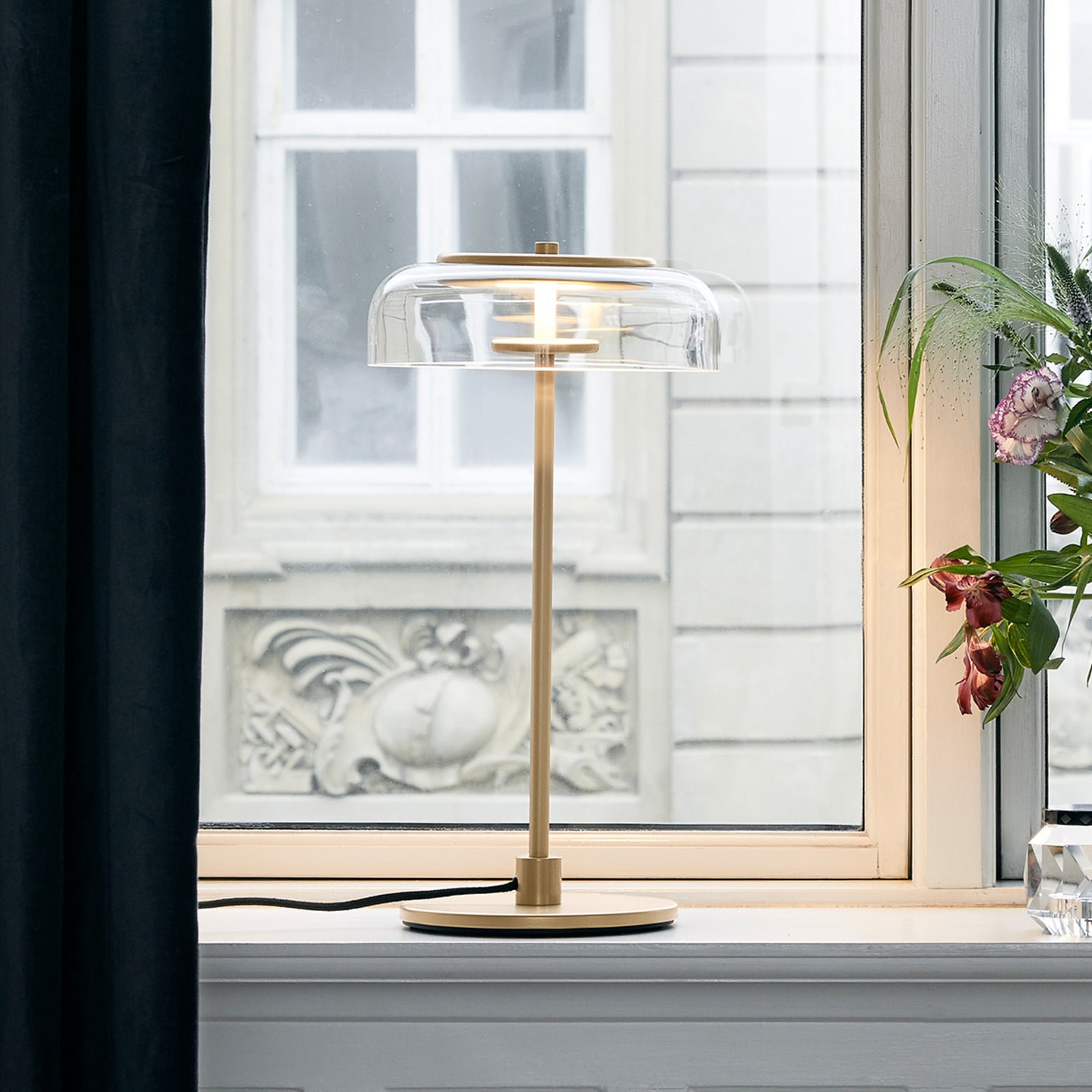 Nuura LED stolní lampa Blossi, výška 43 cm, zlatá/čirá