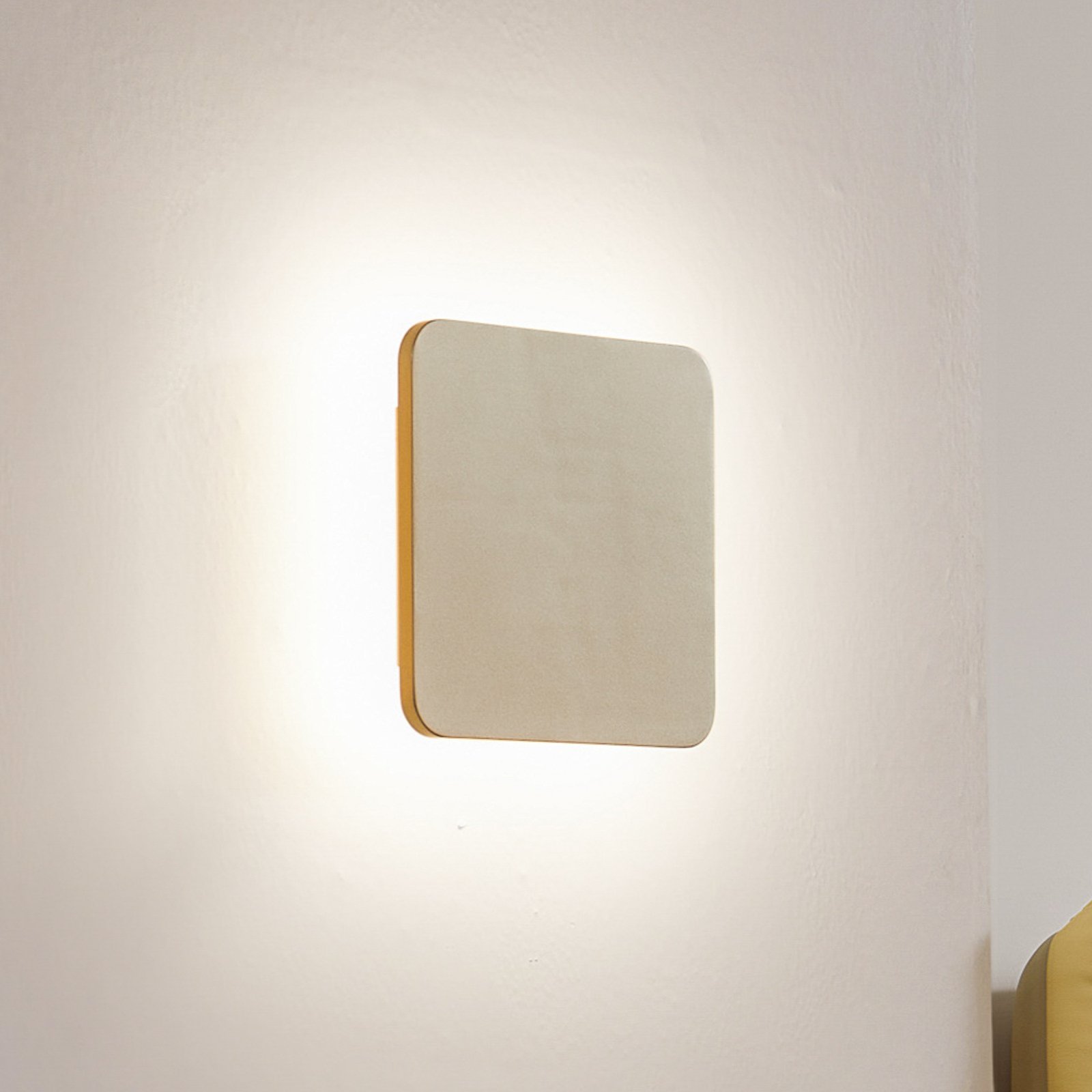 Lucande LED sienas lampa Elrik, zelta krāsā, 22 cm, metāls