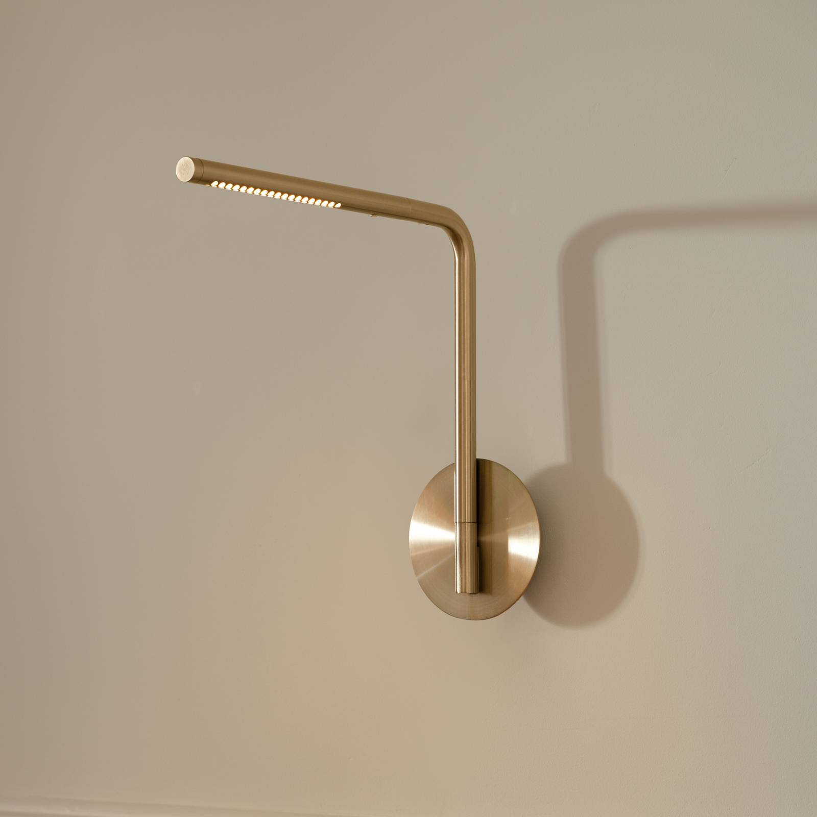 Applique murale LED UMAGE Omni Pivot, couleur laiton, à intensité variable