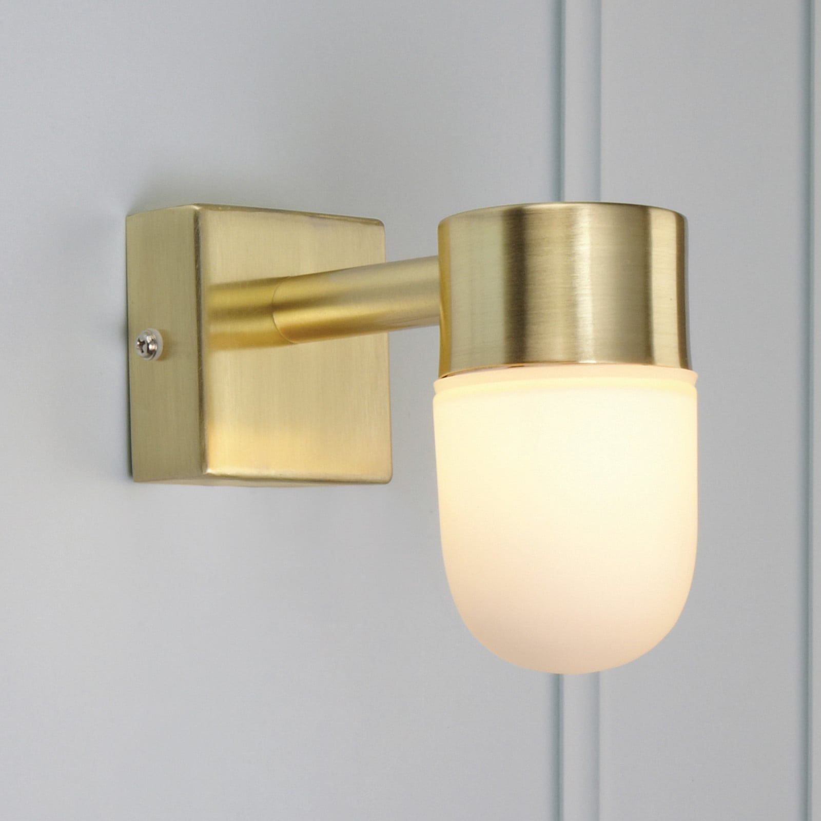 Menton Vegglampe IP44 Brass/Opal - Markslöjd - Bad - Moderne - Metall - Med en lyskilde