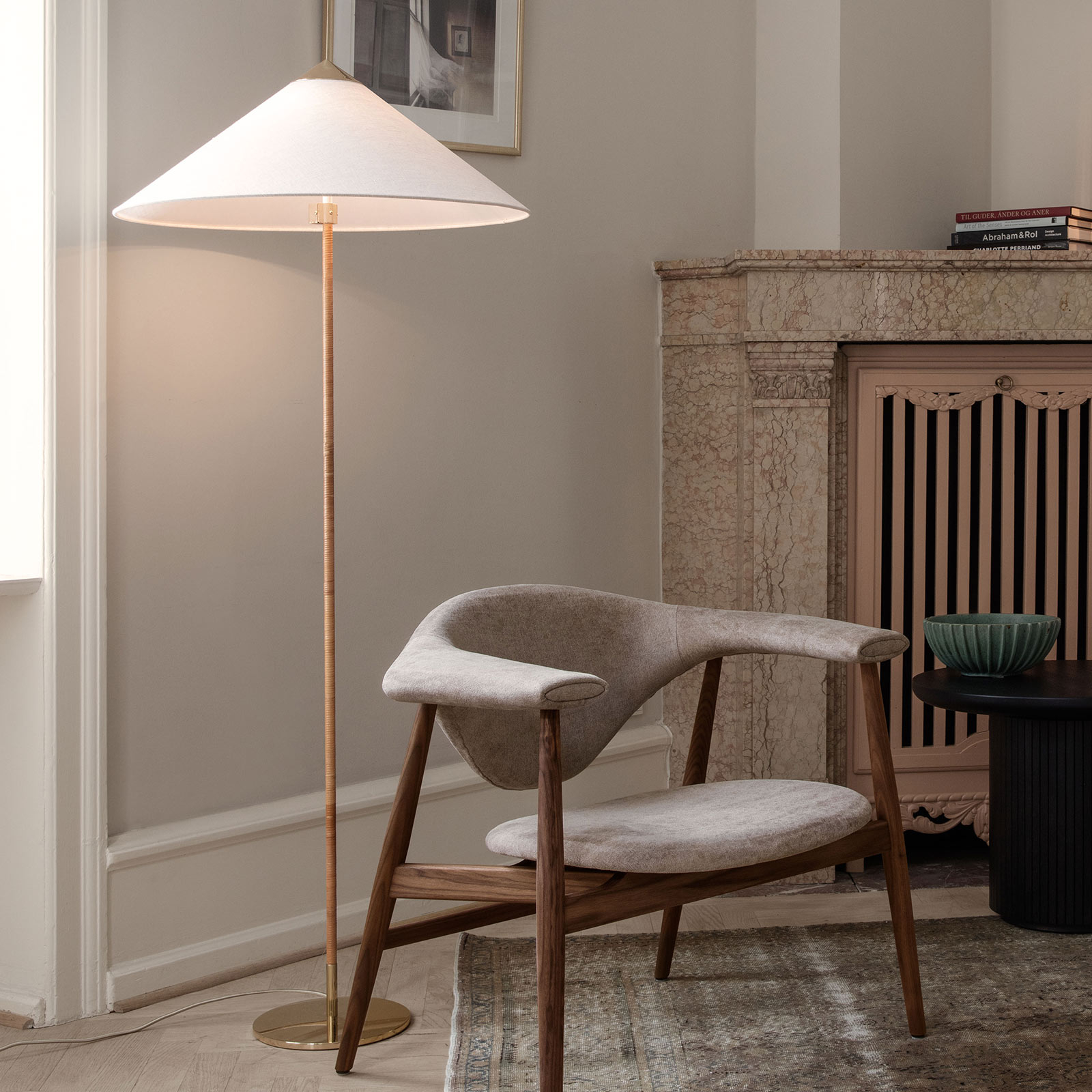GUBI gulvlampe 9602, messingramme med rattan