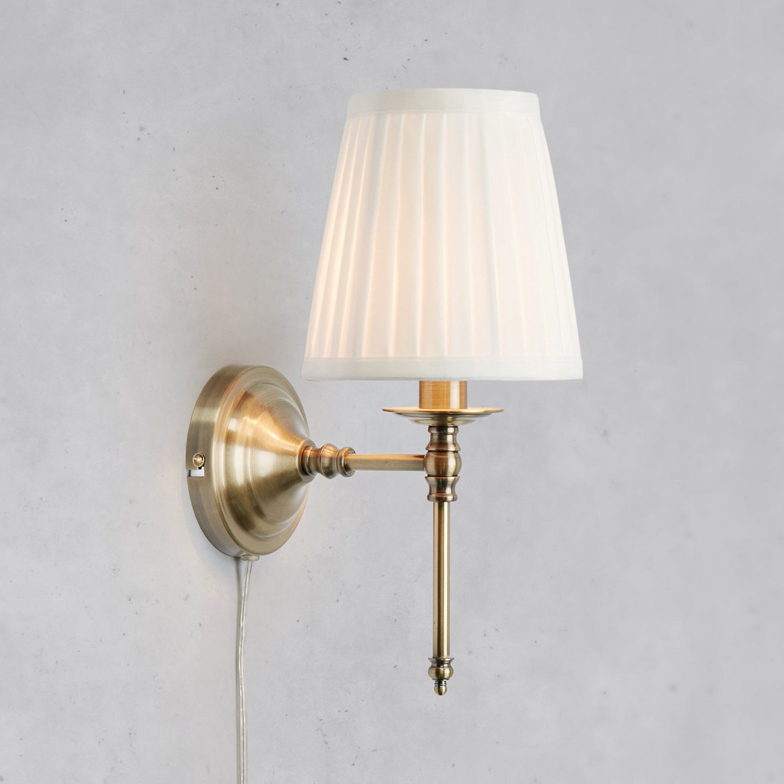 Vegglampe Manor, hvit/messingfarget, høyde 40 cm Stoff/metall