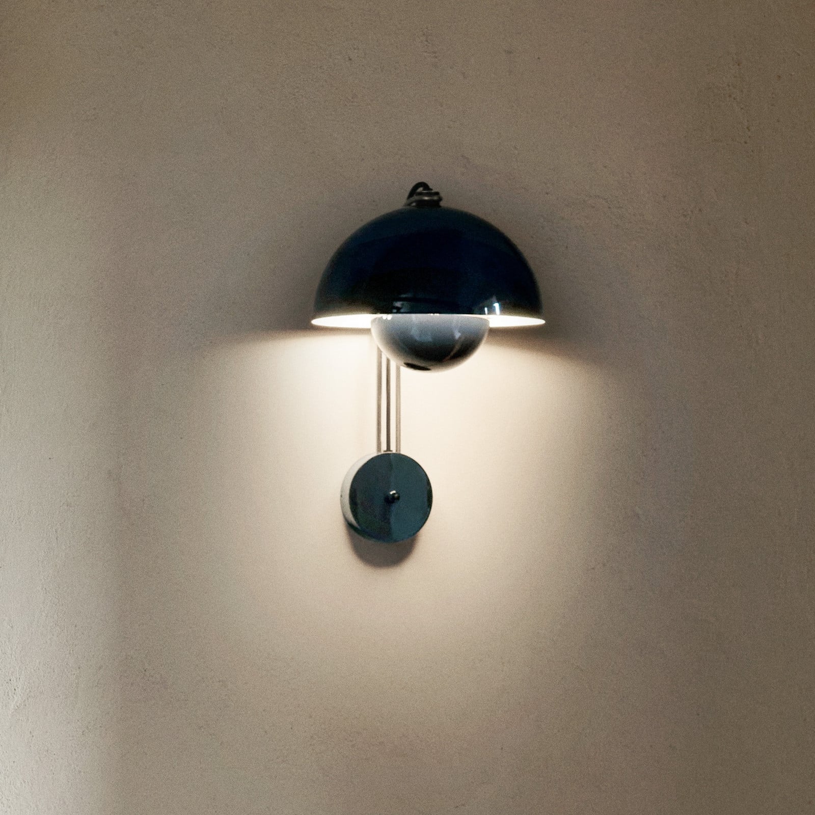 Flowerpot VP8 v&auml;gglampa, st&aring;lbl&aring;, stickkontakt &Tradition - Vardagsrum - Design - Metall - Med en ljusk&auml;lla