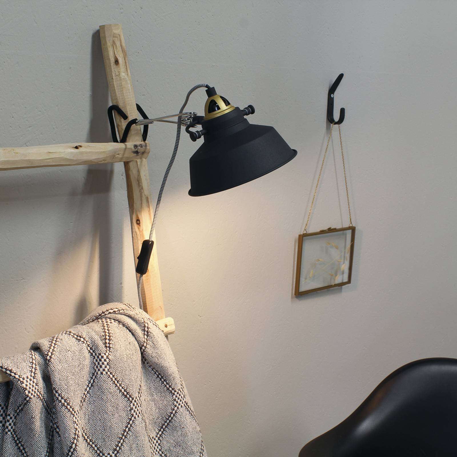 Steinhauer Nové væglampe med stik sort