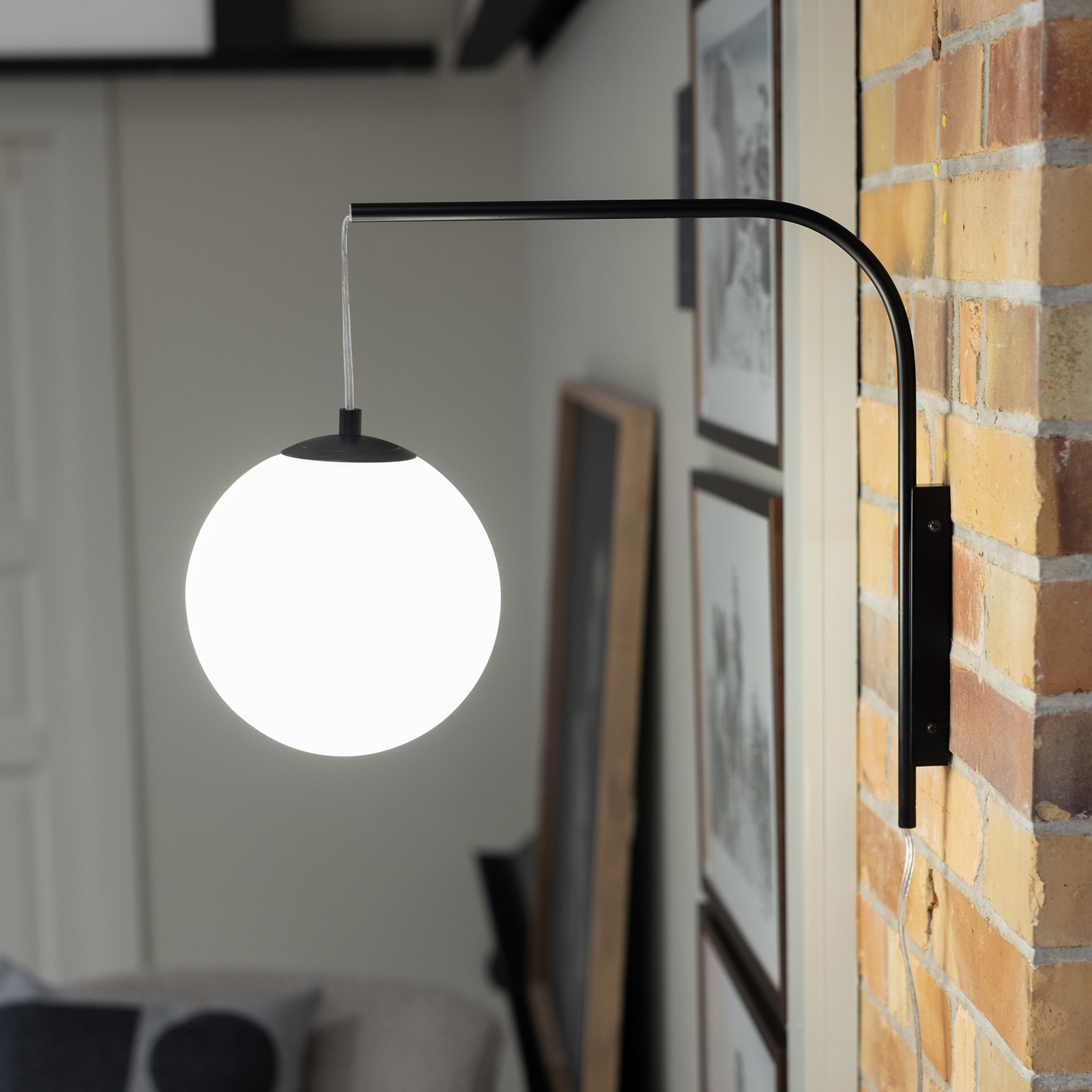 Dione wall light with a plug, black/white