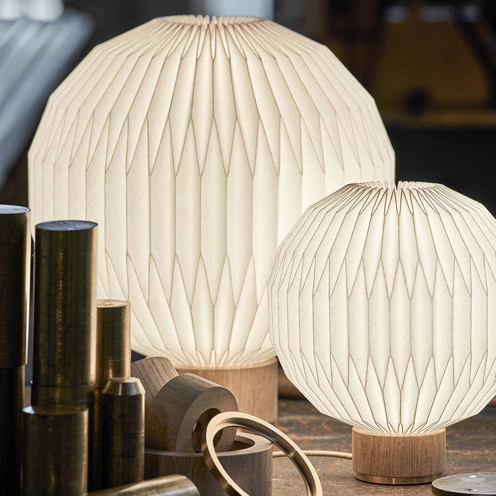 Lampada da tavolo LE KLINT 375 con paralume in plastica