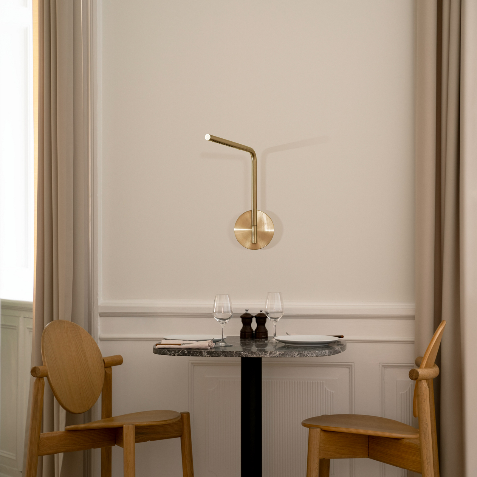 UMAGE LED-Wandlampe Omni Pivot, messingfarben, dimmbar