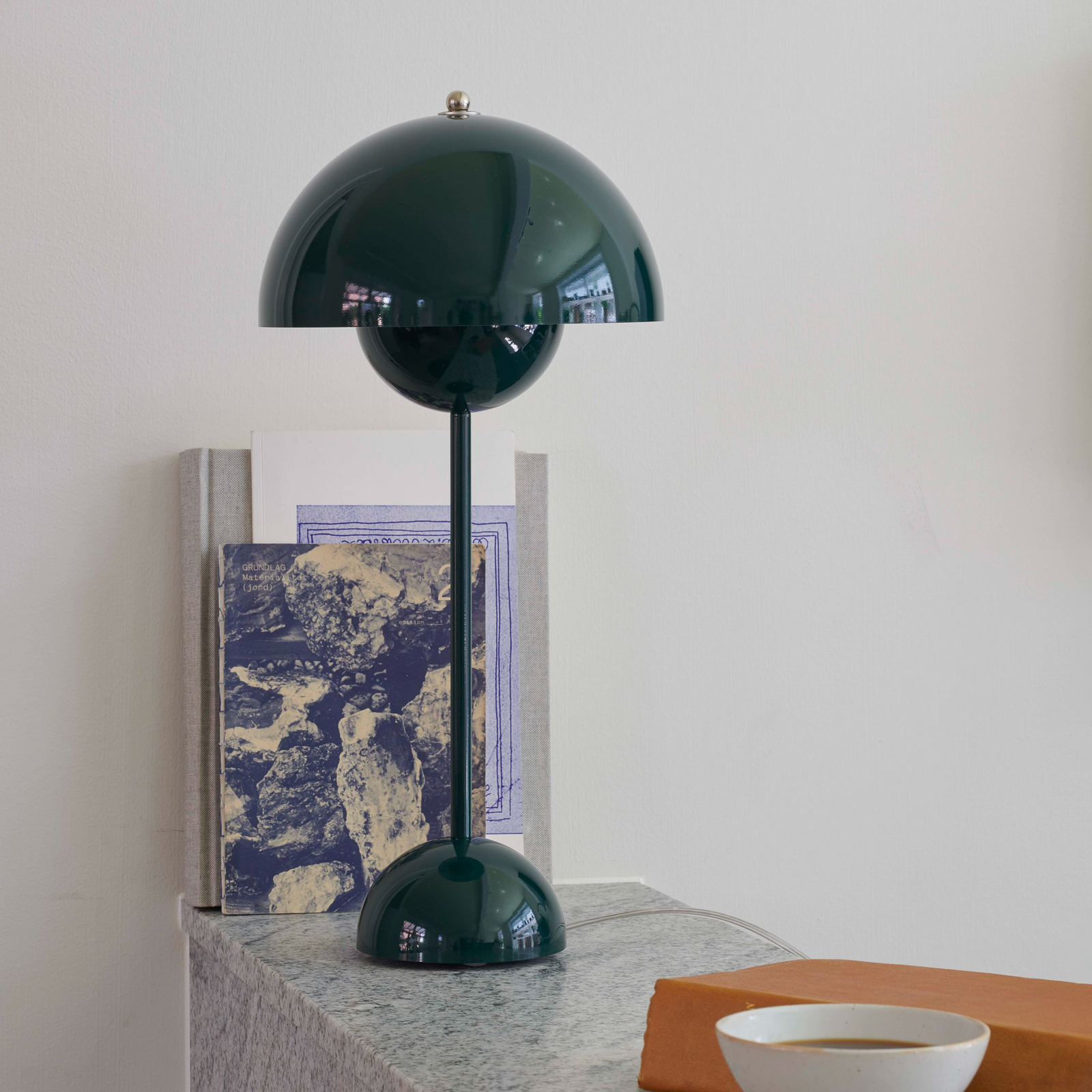 &Tradition Flowerpot VP3 asztali lámpa, sötétzöld