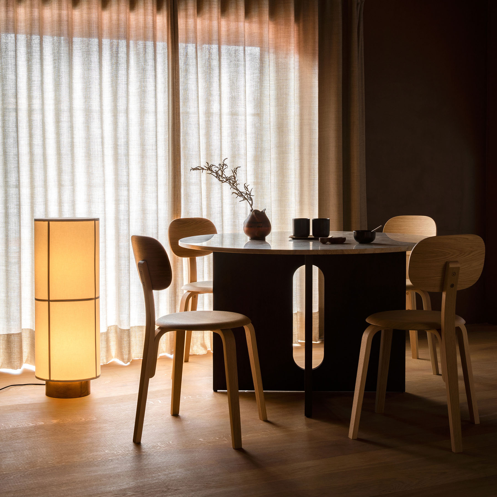 Menu Hashira Stehleuchte aus Stoff mit Dimmer Menu Hashira Stehleuchte aus Stoff mit Dimmer