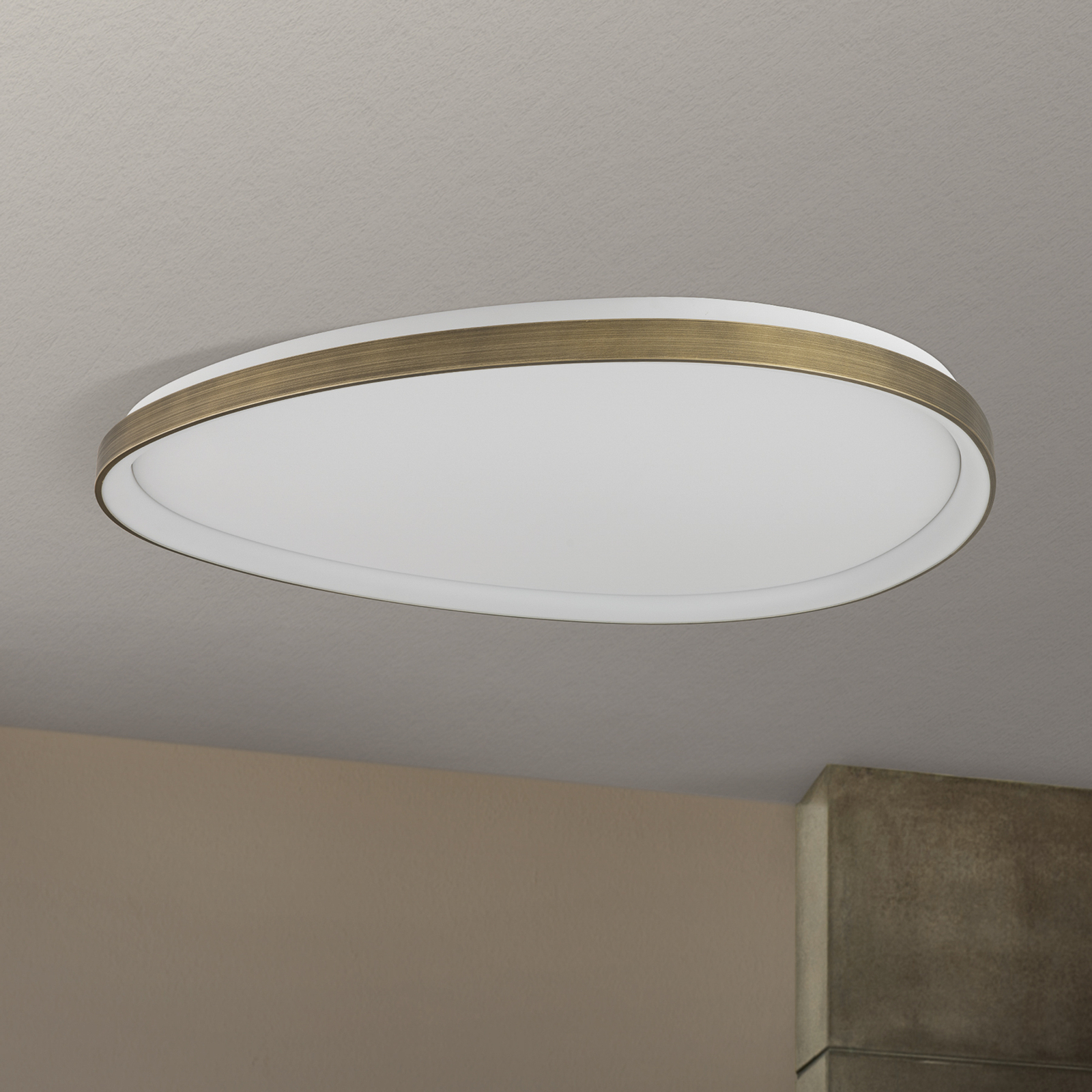 Plafonnier LED Charlie, Ø 80 cm, blanc opalin, laiton vieilli