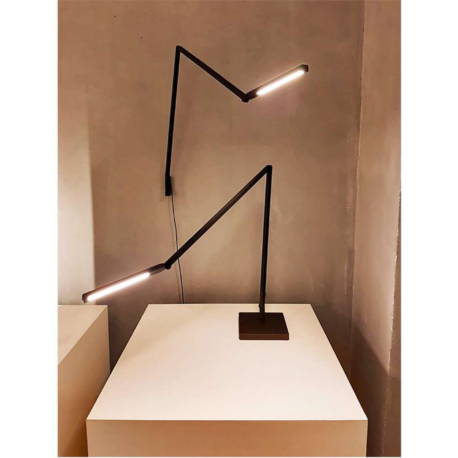 Untitled Linear Bordlampe 2700K Black Nemo Lighting - Kontor / arbejdsværelse - Aluminium