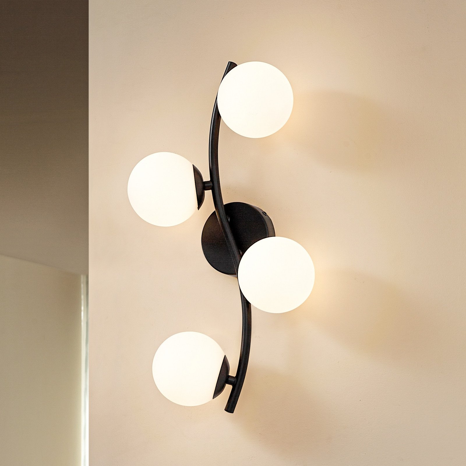 Lindby Aplică de perete Josiana opal/negru 48 cm sferică sticlă - Camera de zi / sufragerie - Modern - alb negru