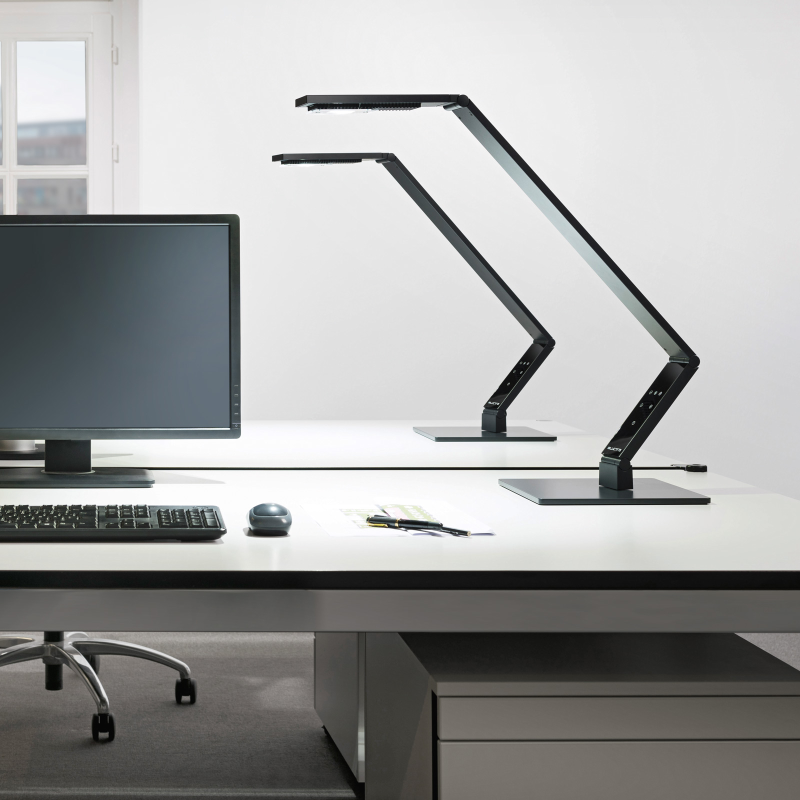 Luctra Table Linear LED-Tischleuchte mit Fuß