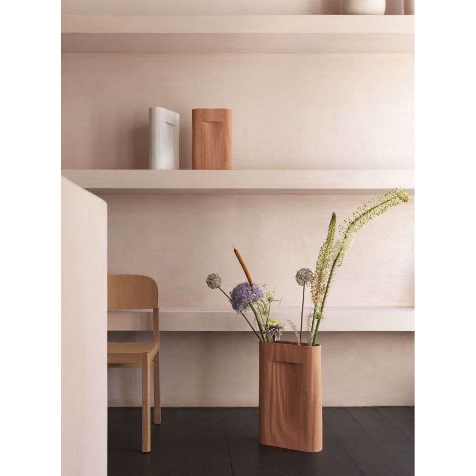 Ridge Vase H35 Off-White - Muuto