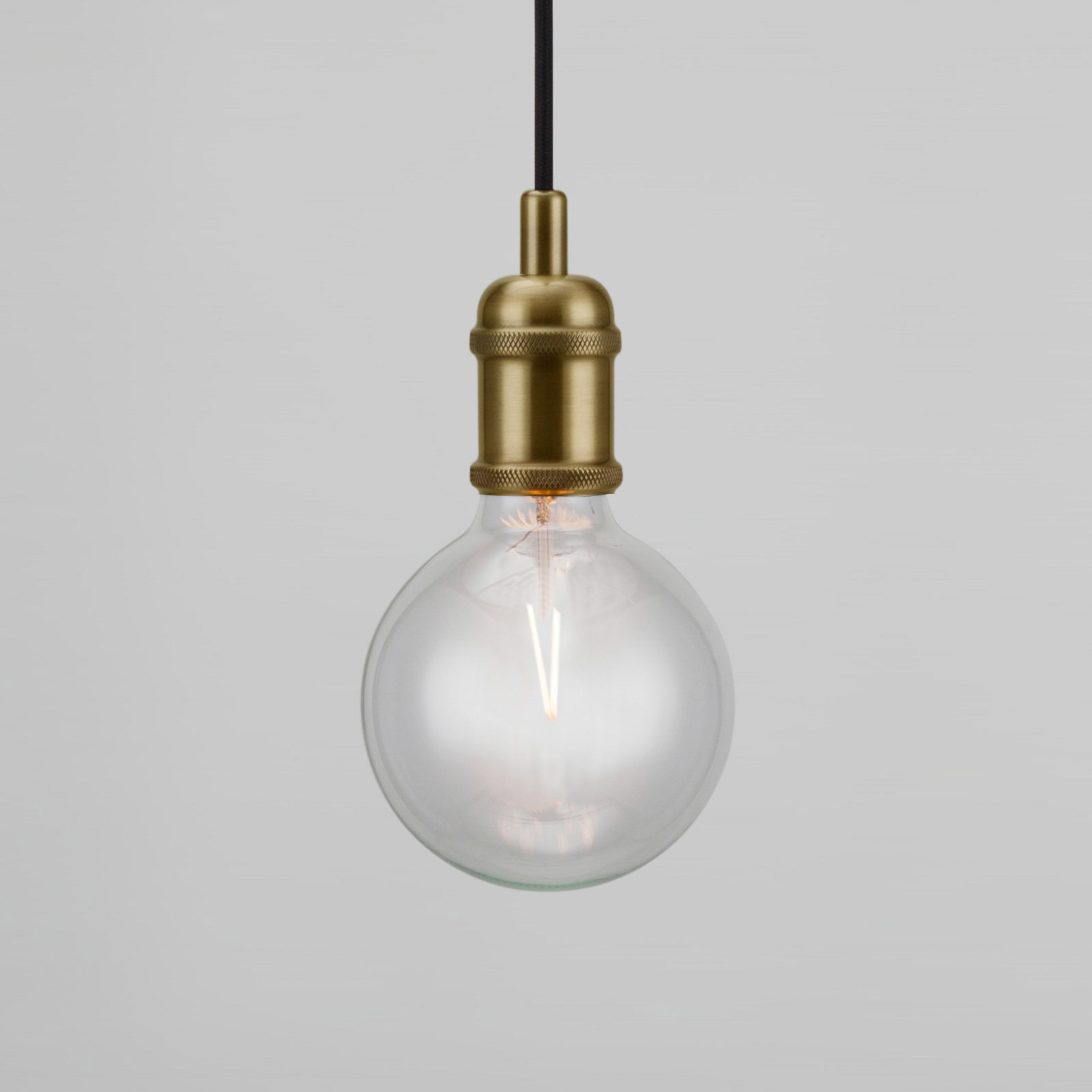 Avra – minimalistická závesná lampa v mosadznej