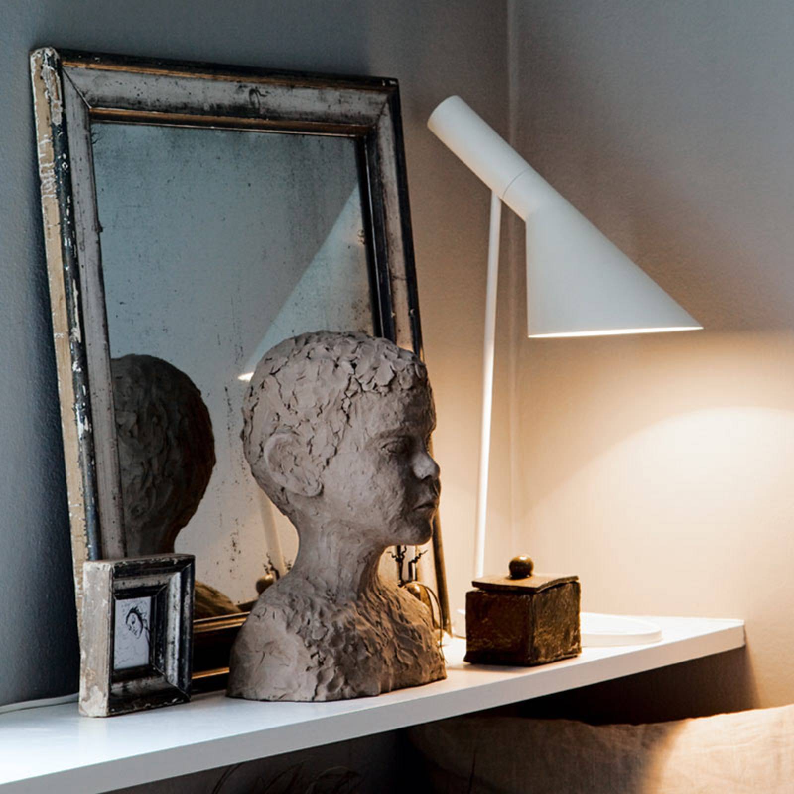 Louis Poulsen AJ–designerska lampa stołowa, biała