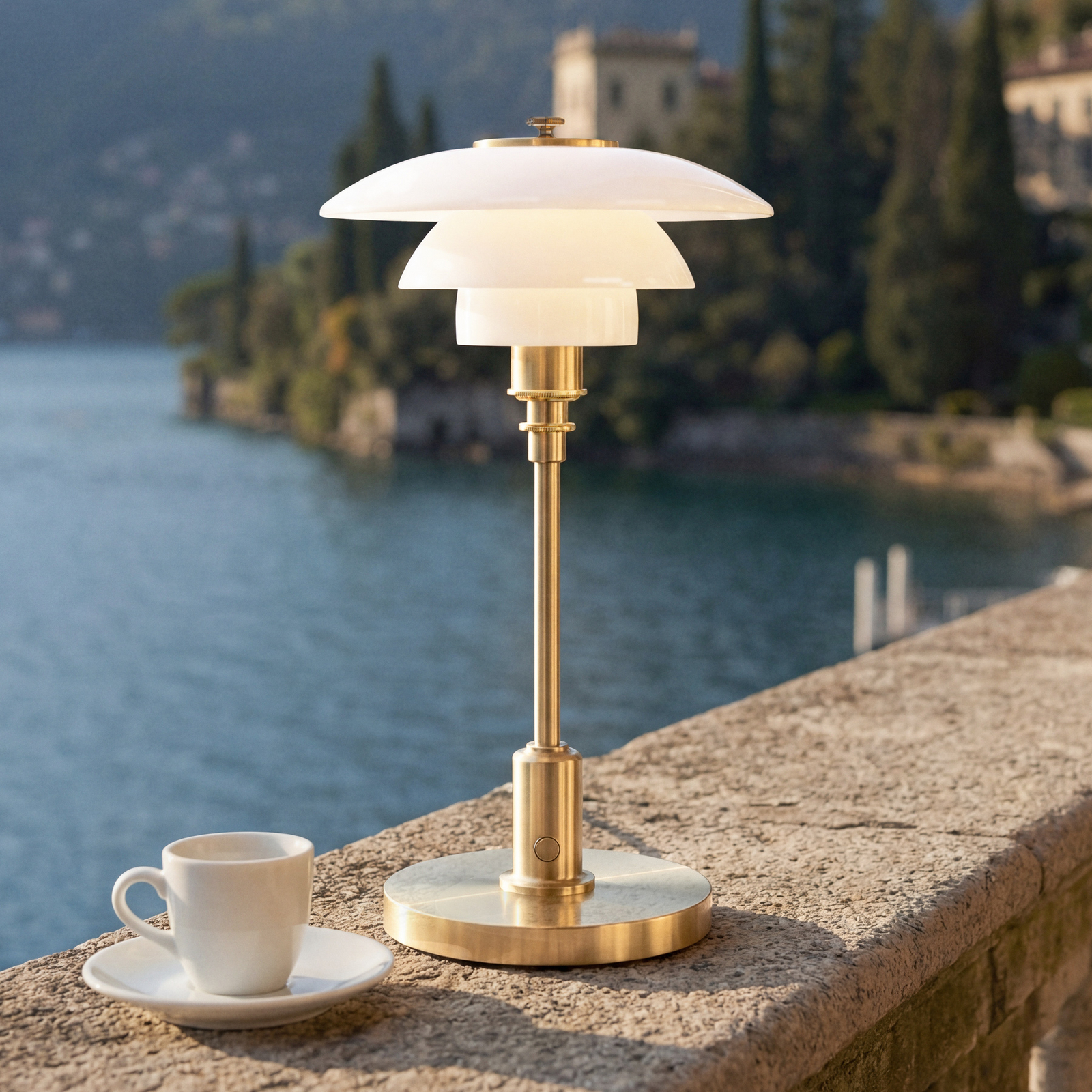 Louis Poulsen Akku-bordlampe PH 1-1 Portable, messing, IP44