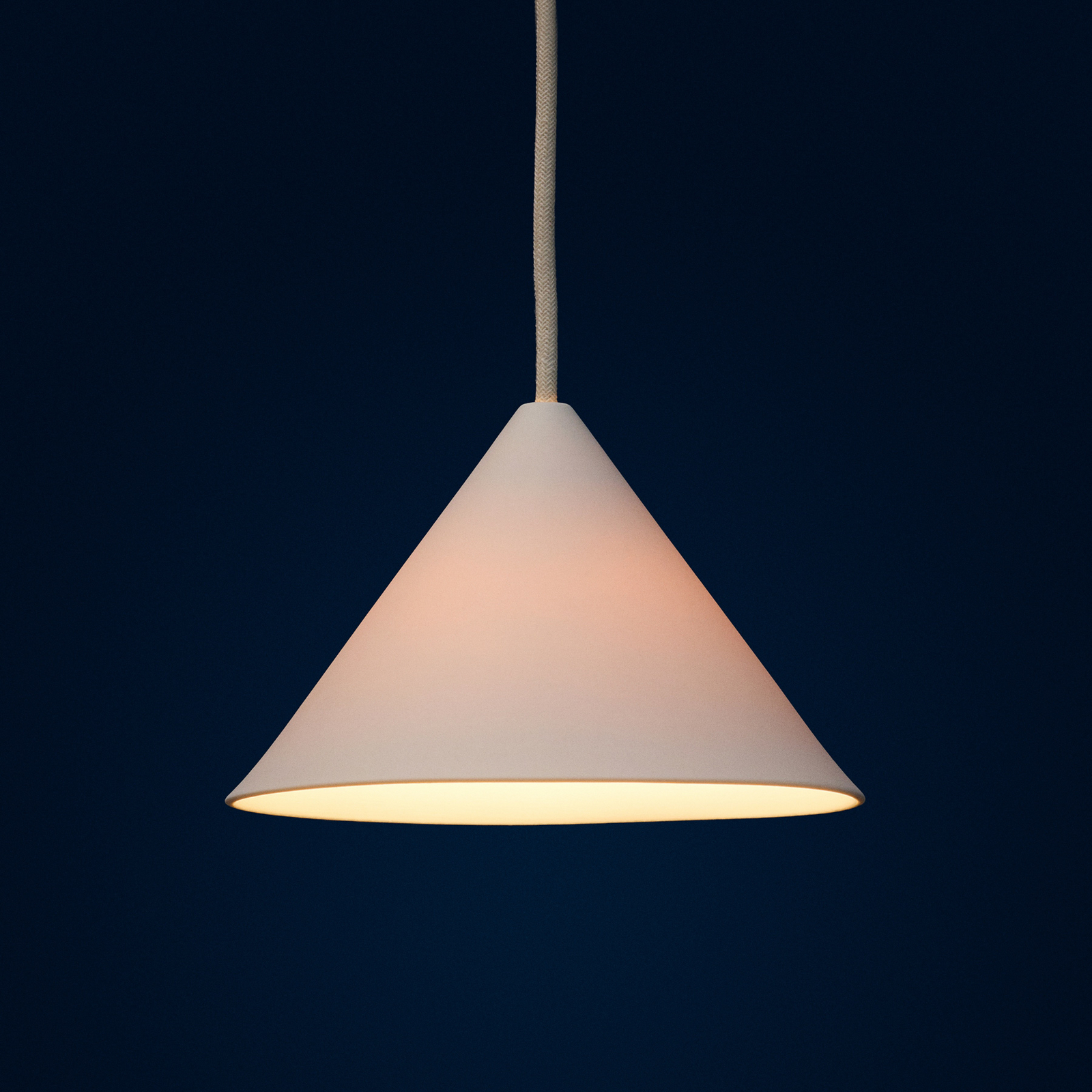 Suspension « Ceramic Cone », blanche, Ø 19 cm, porcelaine, G9 - Moebe Suspension « Ceramic Cone », blanche, Ø 19 cm, porcelaine, G9 - Moebe