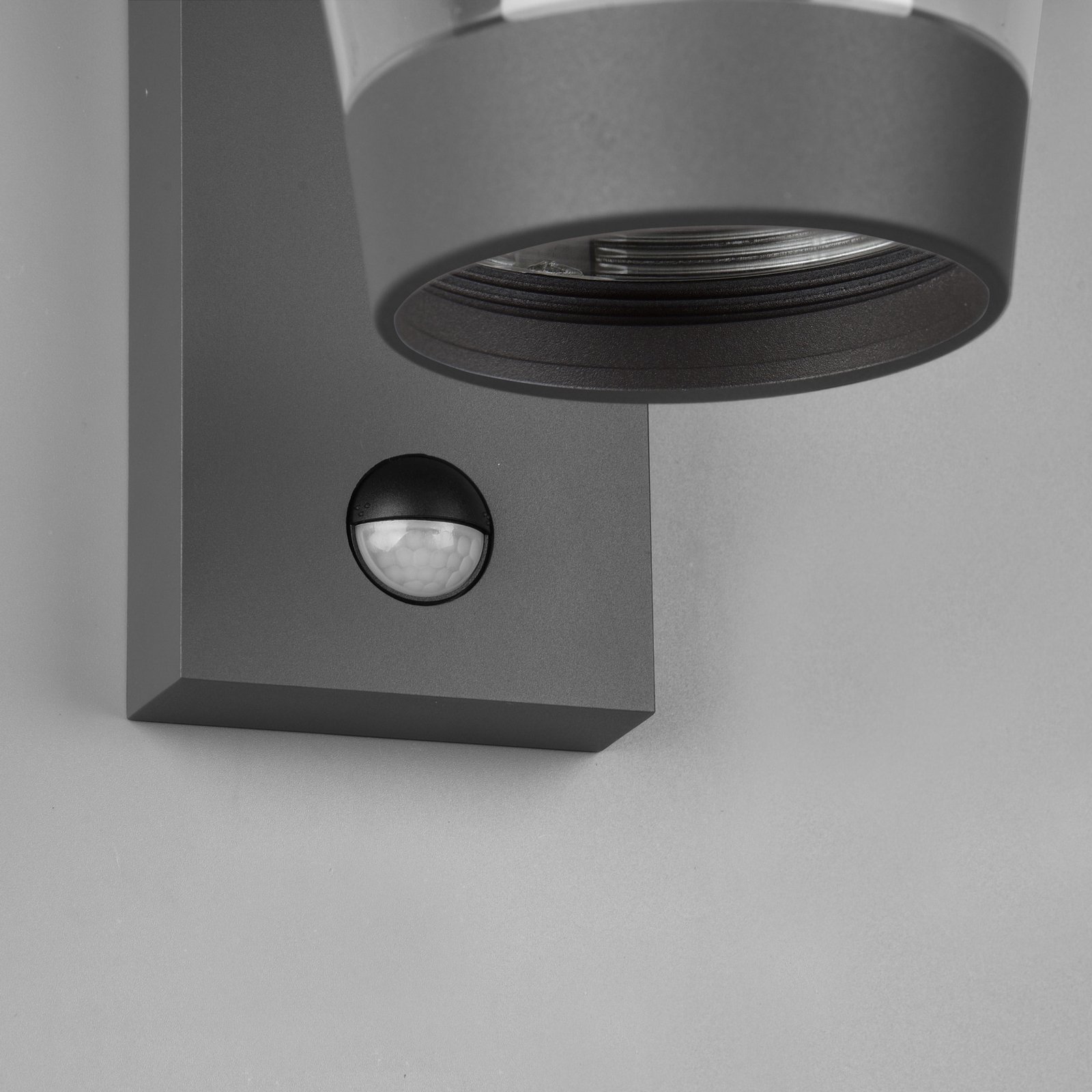 Āra sienas lampa ar sensoru CAVADO, antracīta krāsā, augstums 28 cm, IP44 Āra sienas lampa ar sensoru CAVADO, antracīta krāsā, augstums 28 cm, IP44