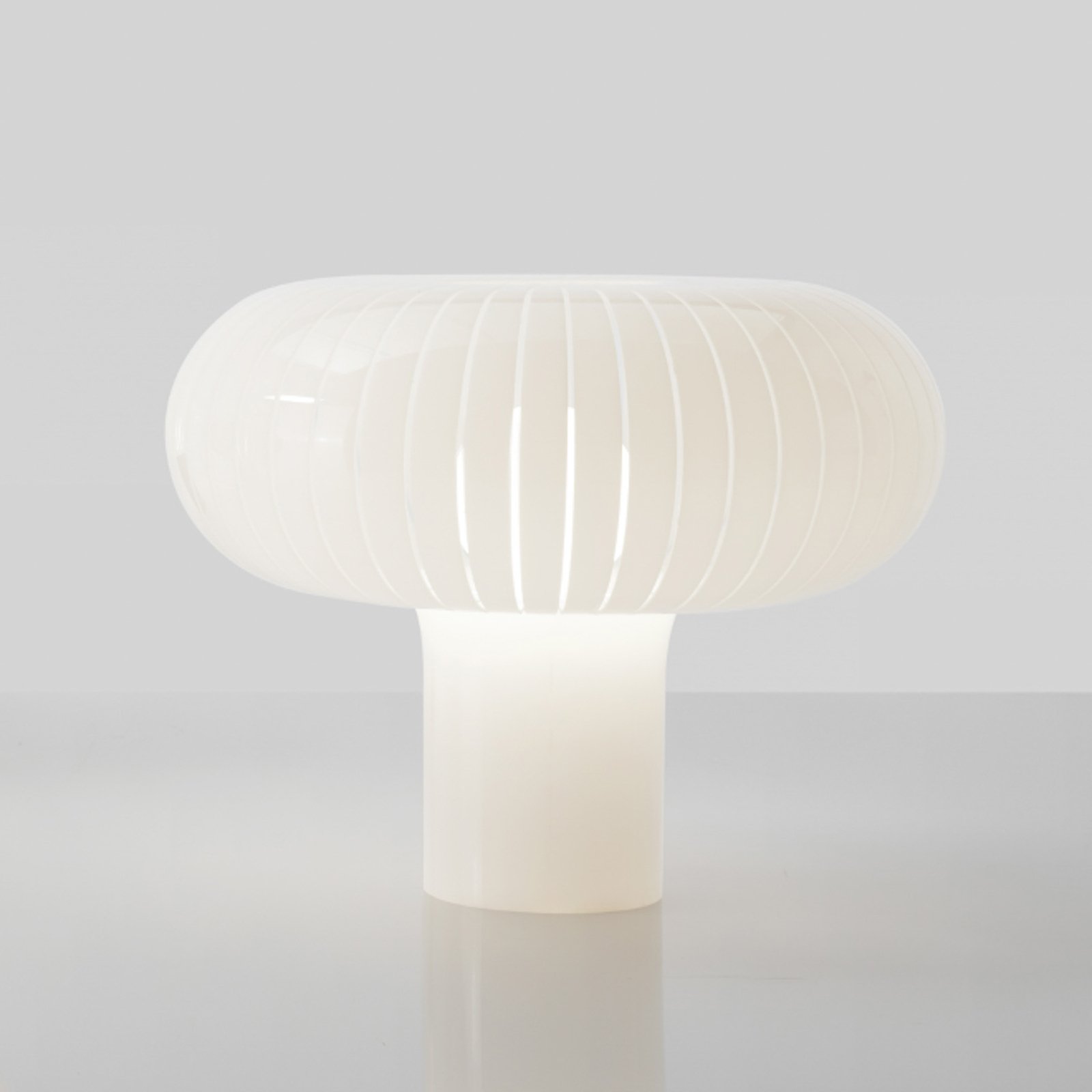 Stolová lampa Kartell Teresa, biela, Ø 50 cm, recyklovaný PMMA