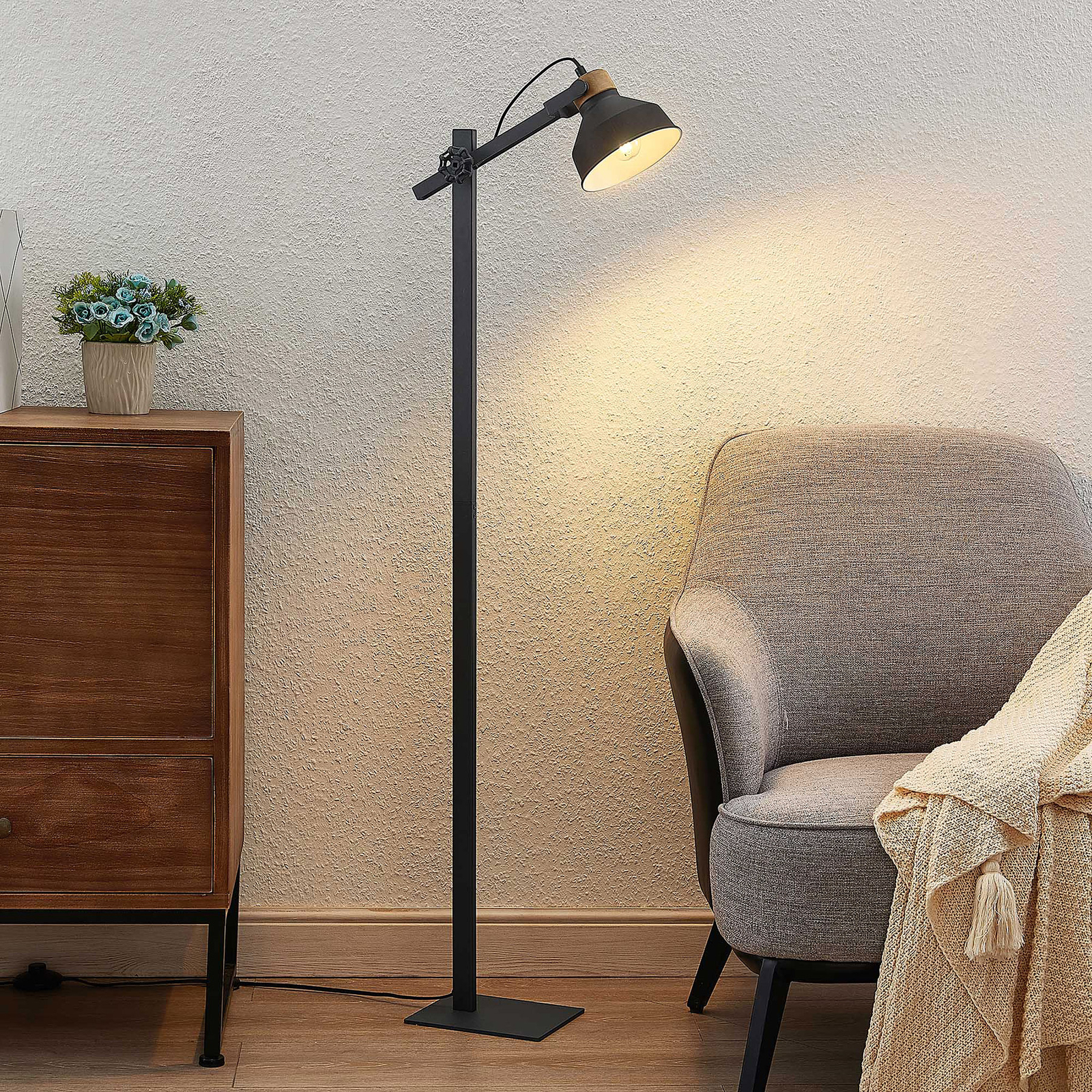 Lindby Nefeli lampa stojąca z drewnem, 1-pkt.