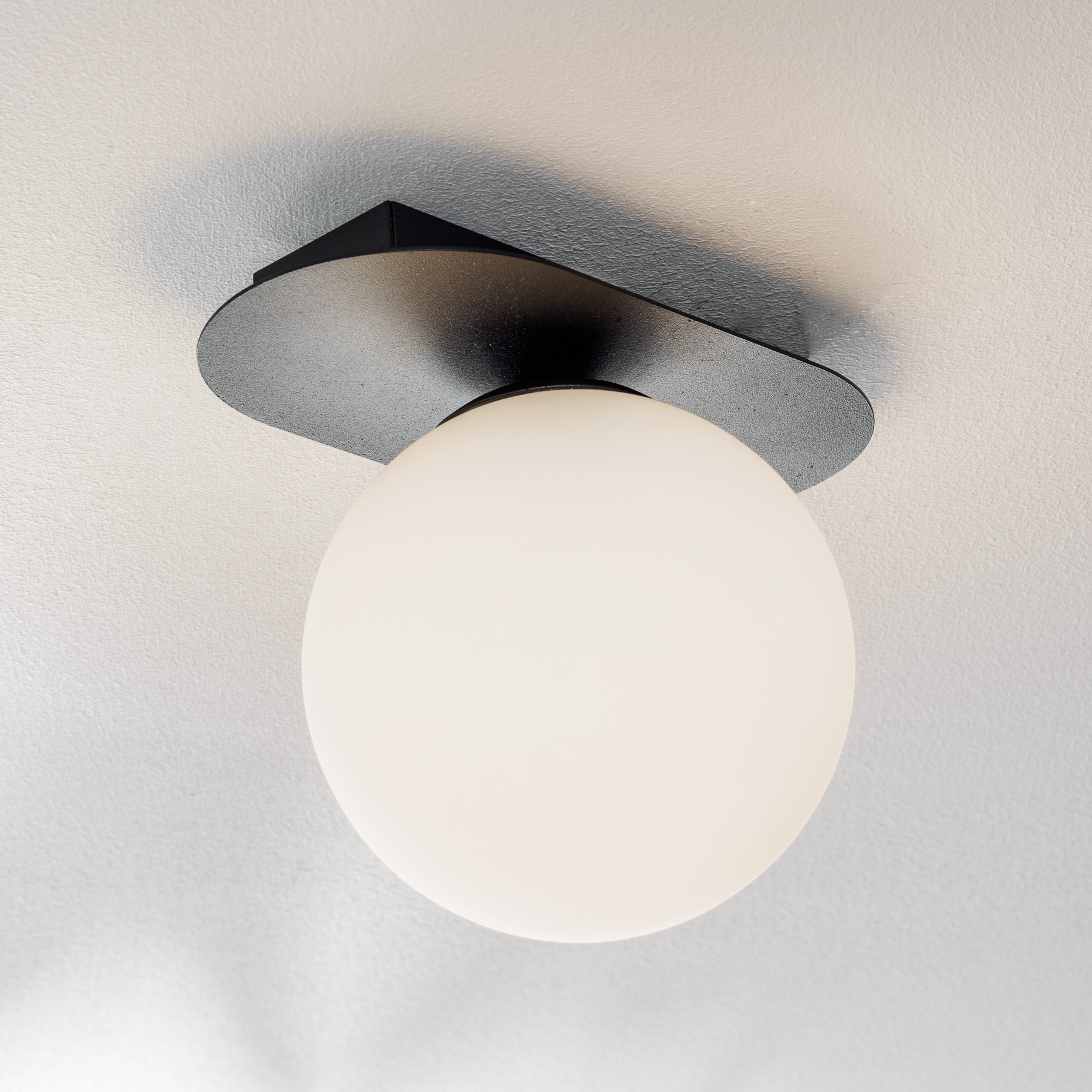 Lampa sufitowa Plaza, czarna/opalowa, 1-punktowa