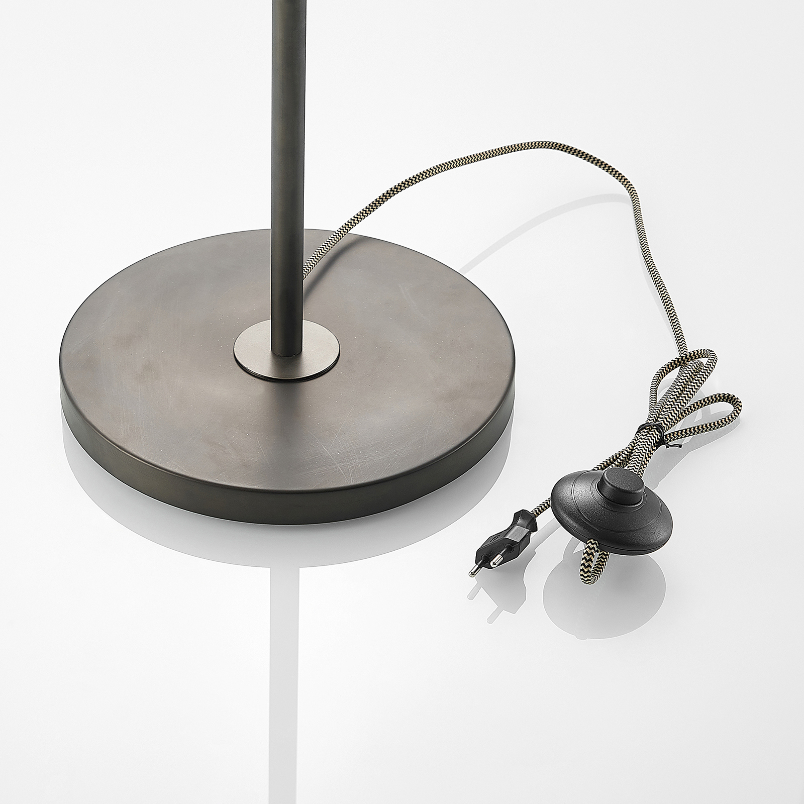 Lindby Sibillia Stehlampe aus Metall und Holz