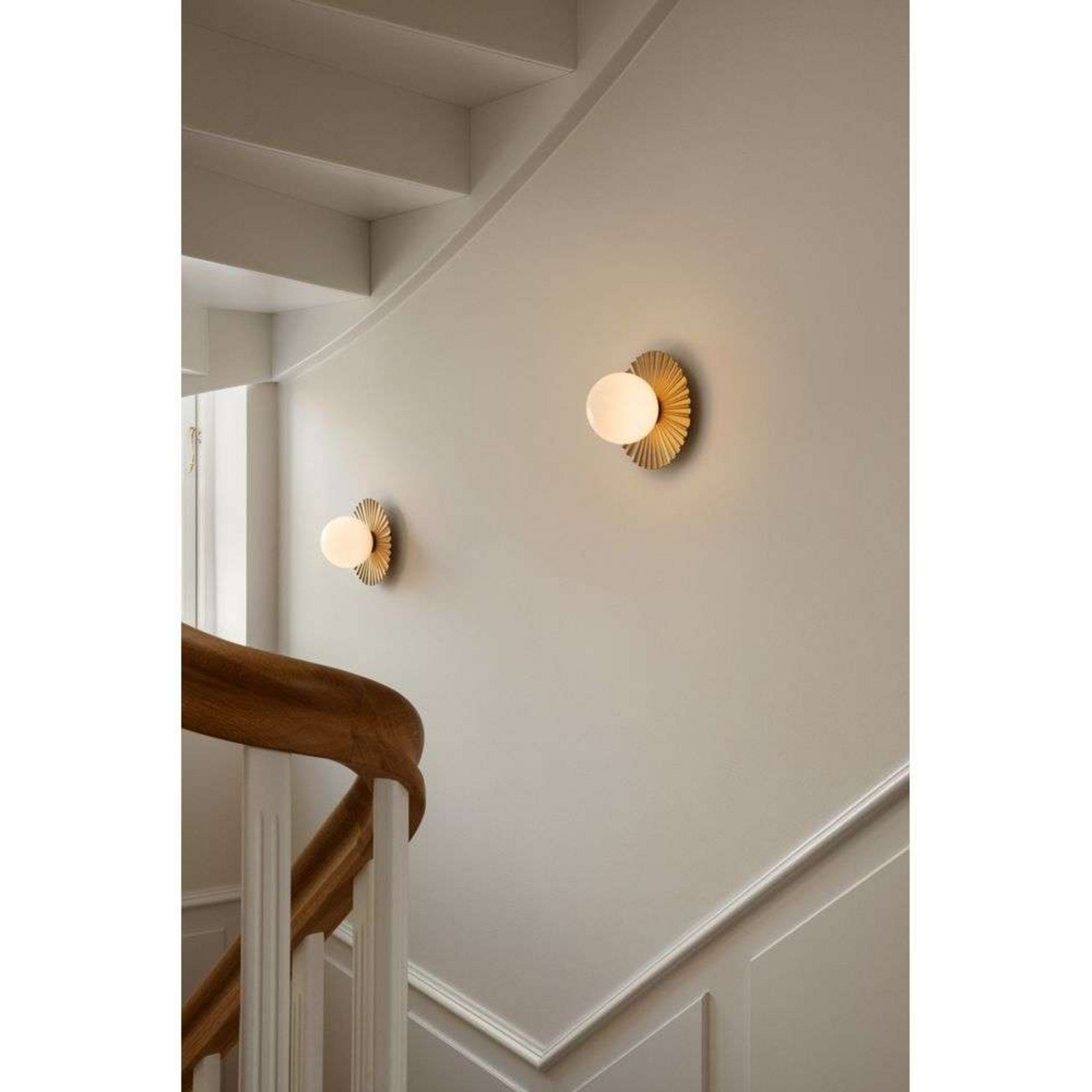 Candeeiro de parede Nuura Liila Muuse, Ø 20 cm, IP44, dourado/ópalo