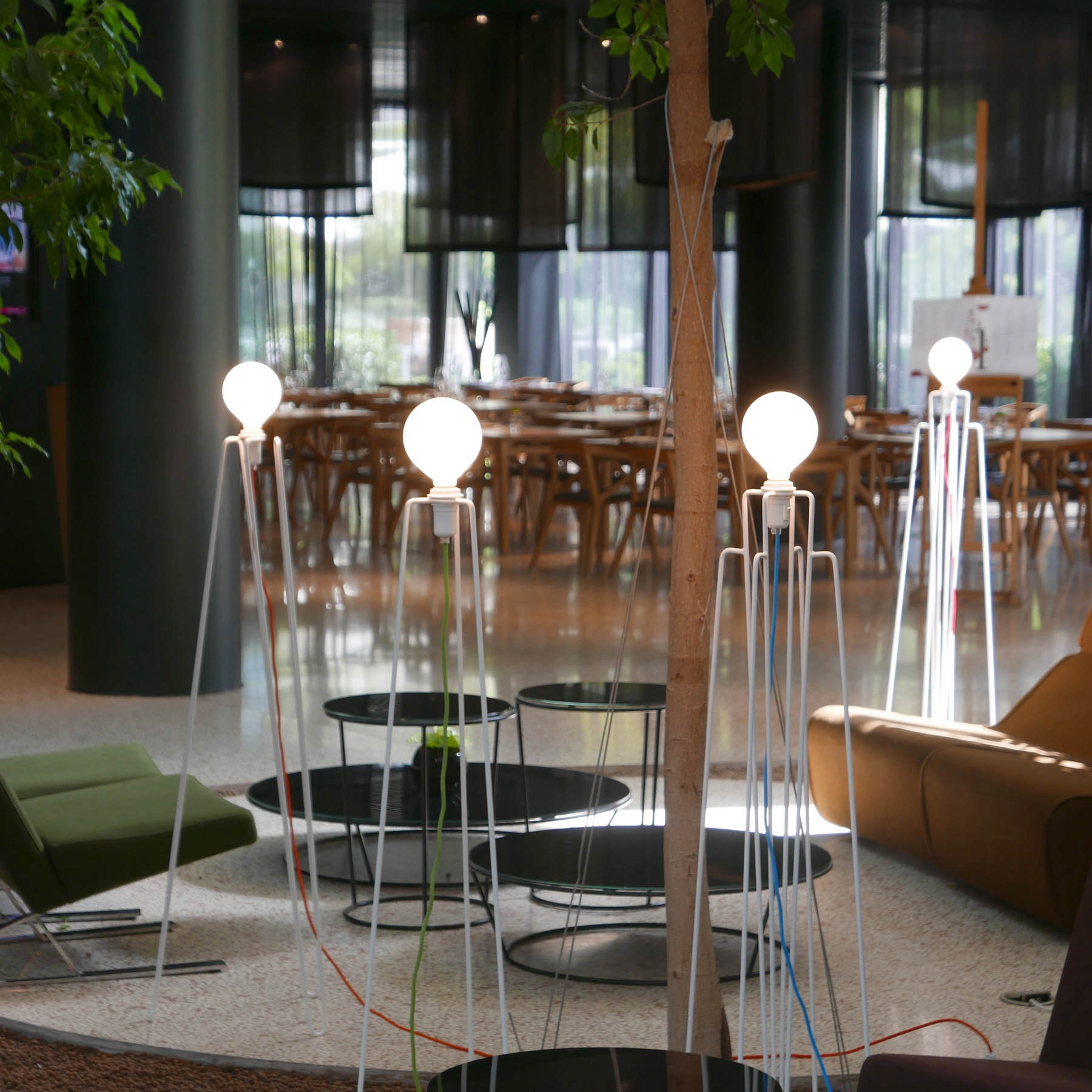 GRUPA Modelo M2 Lámpara de pie LED blanca, cable rojo